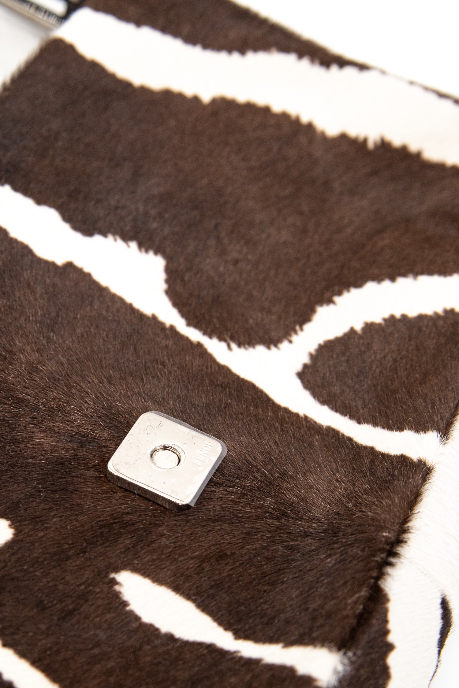 Fendi Baguette Handtasche mit Kuhfellmuster in Braun und Ecru