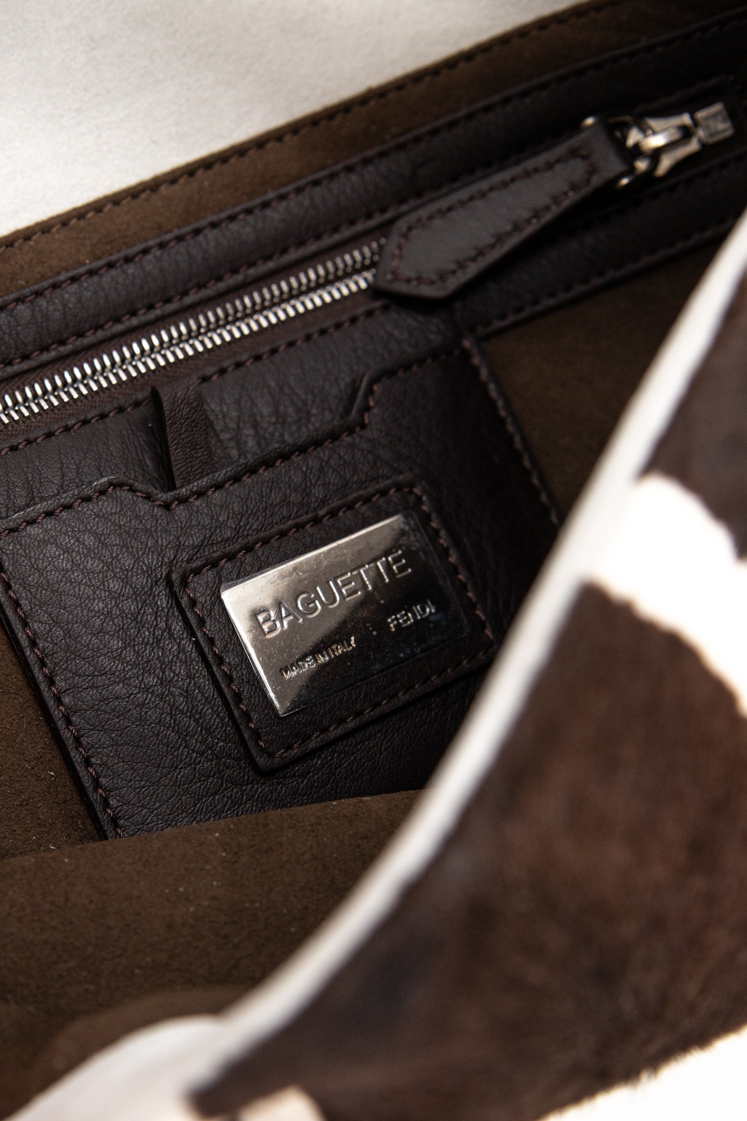 Fendi Baguette Handtasche mit Kuhfellmuster in Braun und Ecru