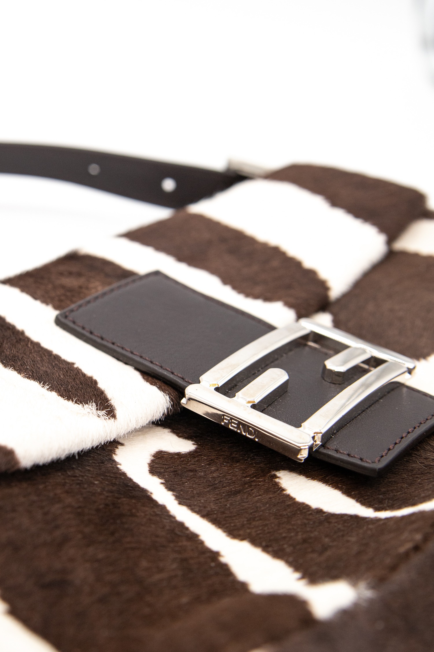 Fendi Baguette Handtasche mit Kuhfellmuster in Braun und Ecru