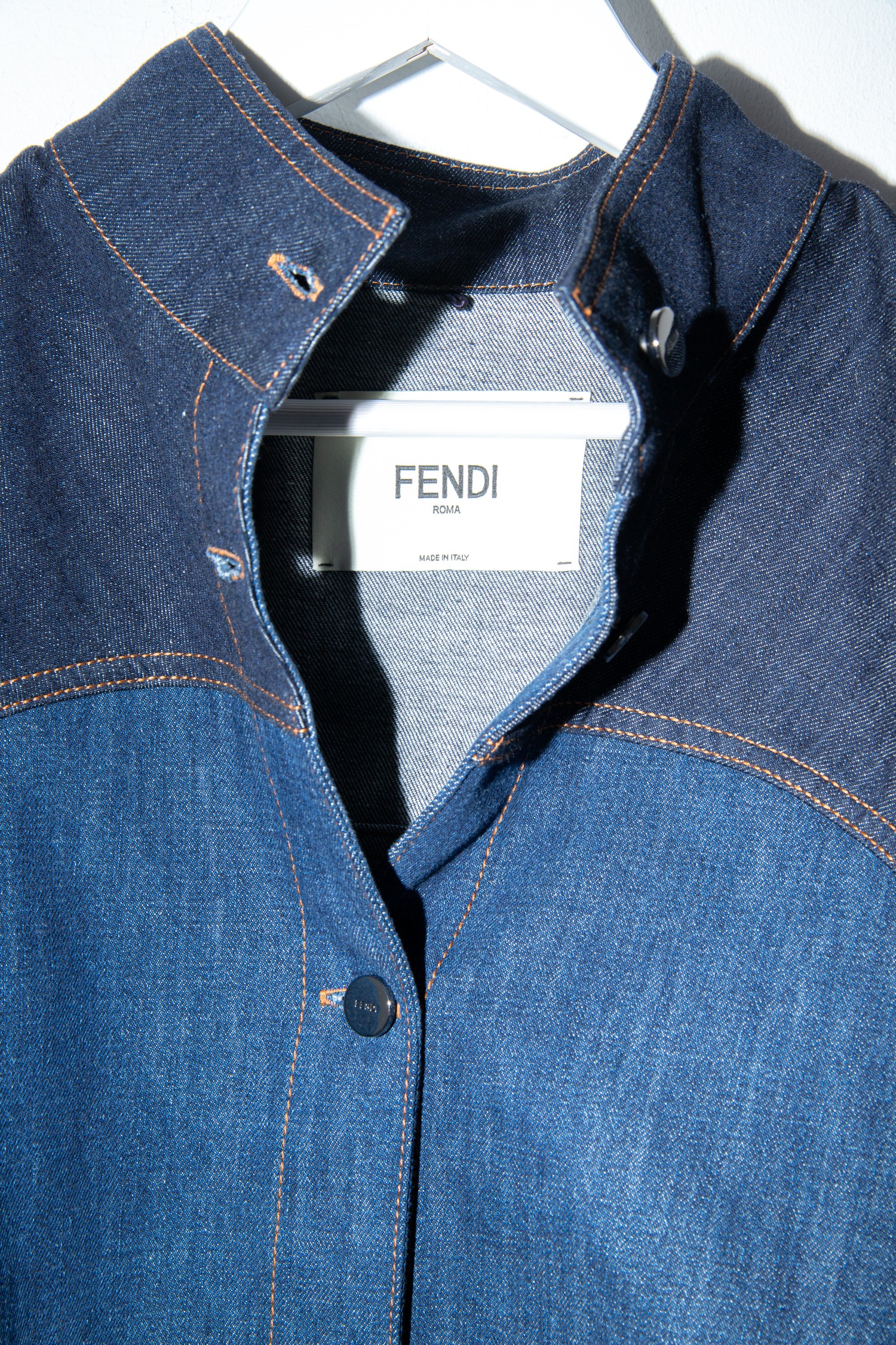 Fendi Cropped-Jeansjacke in Dunkelblau und Blau