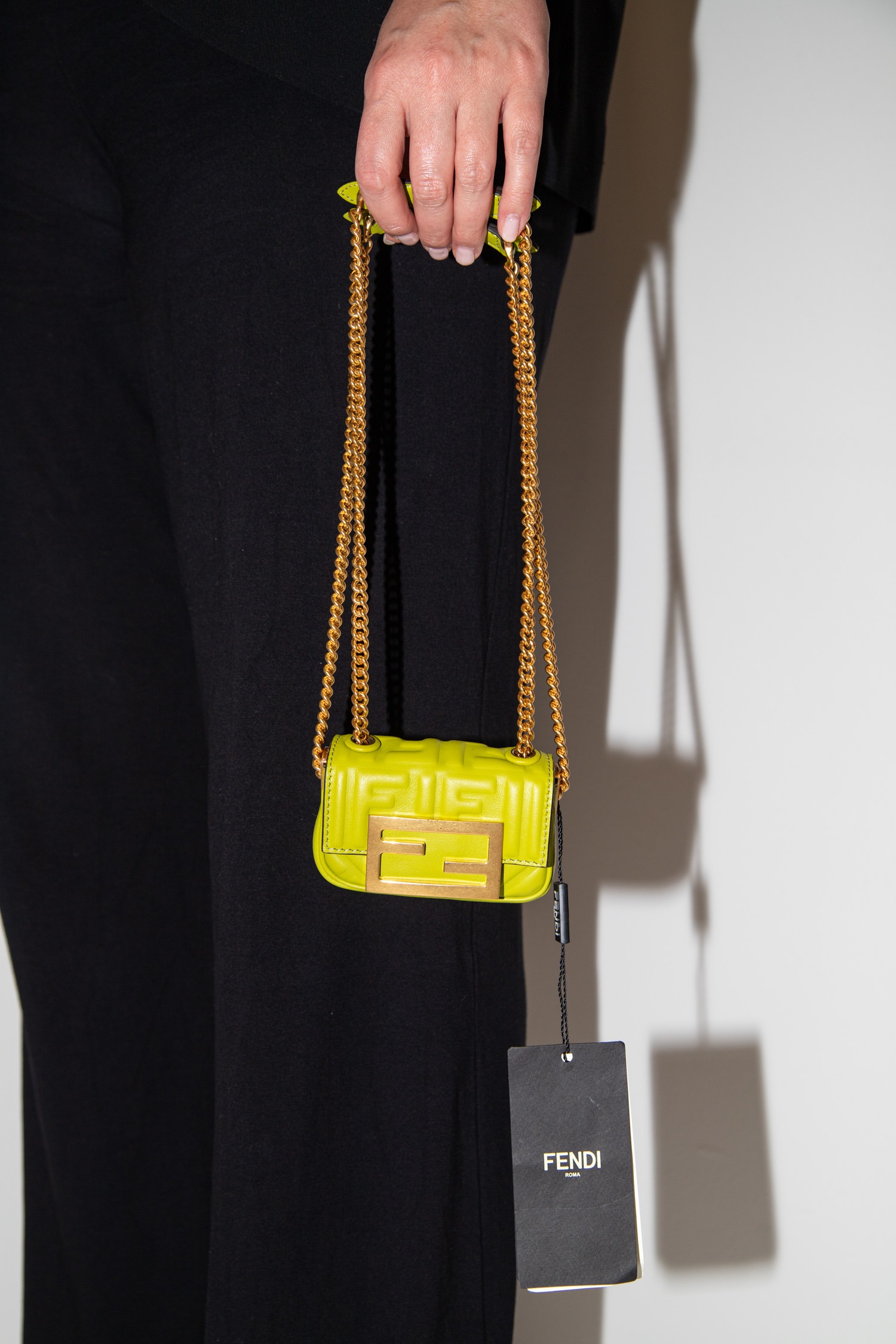 Fendi "Nano Baguette" Mini-Umhängetasche in Grün