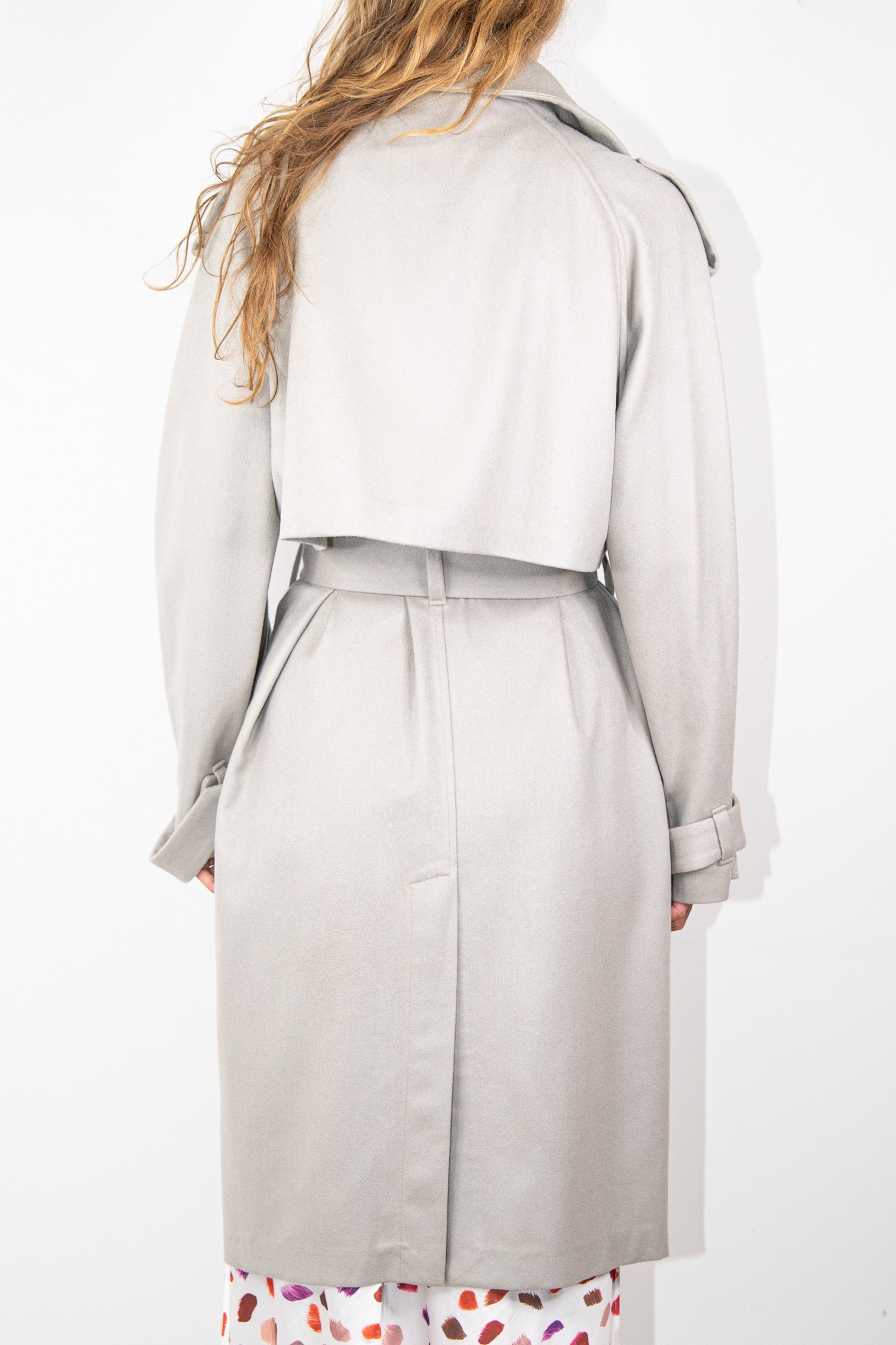 Frenckenberger "Backtrack" leichter Kaschmir-Trenchcoat in Grau-beige
