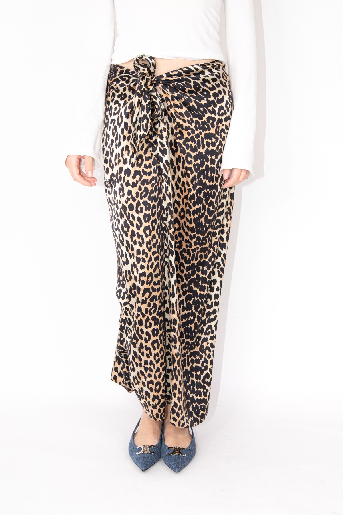 Ganni Wickelrock mit Leomuster in Beige und Schwarz