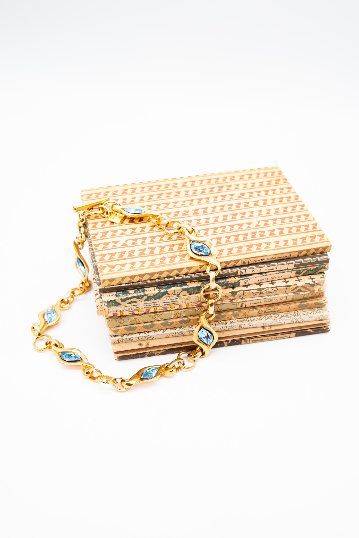 Gavilane Halskette mit Navette-Steinen in Gold und Hellblau