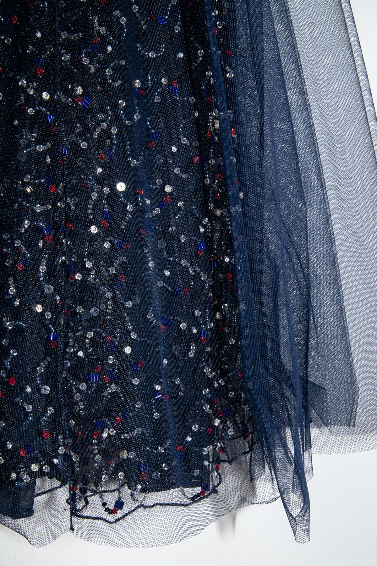 Giorgio Armani langes Abendkleid mit Kristallverzierungen in Dunkelblau