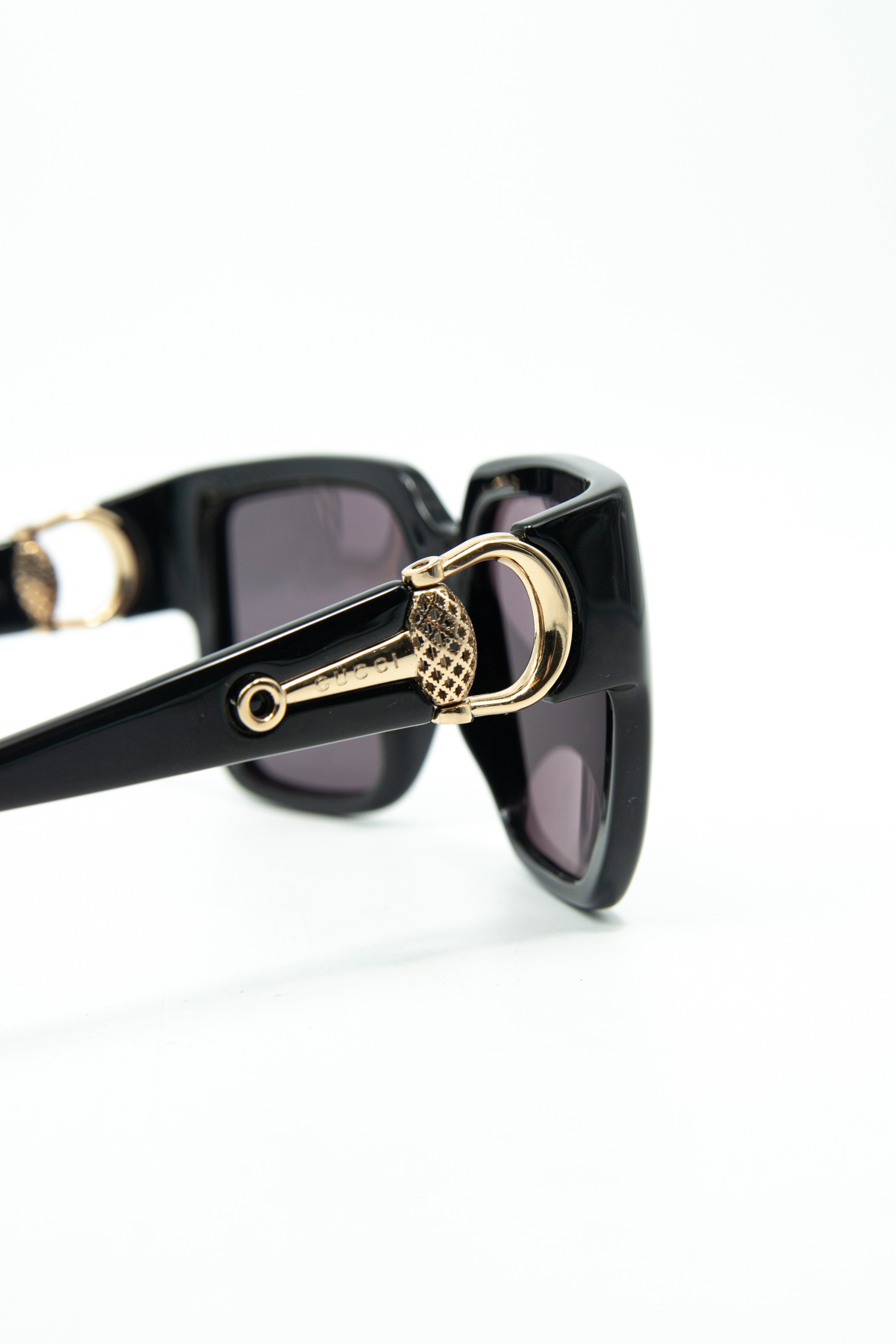 Gucci "GG3727" Sonnenbrille in Schwarz und Gold