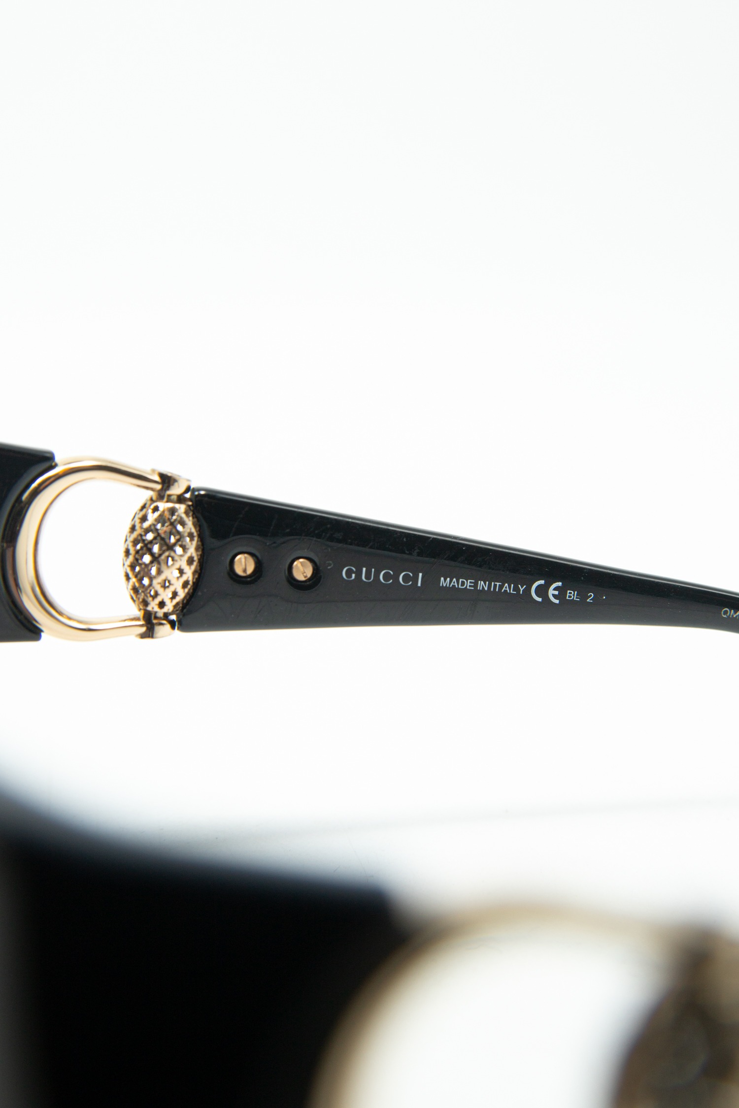 Gucci "GG3727" Sonnenbrille in Schwarz und Gold