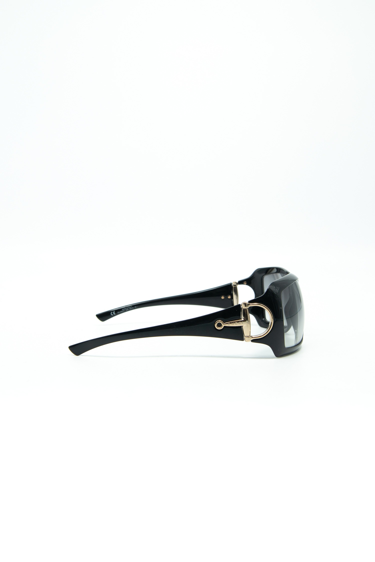Gucci Sonnenbrille mit Horsebit-Detail in Schwarz und Gold