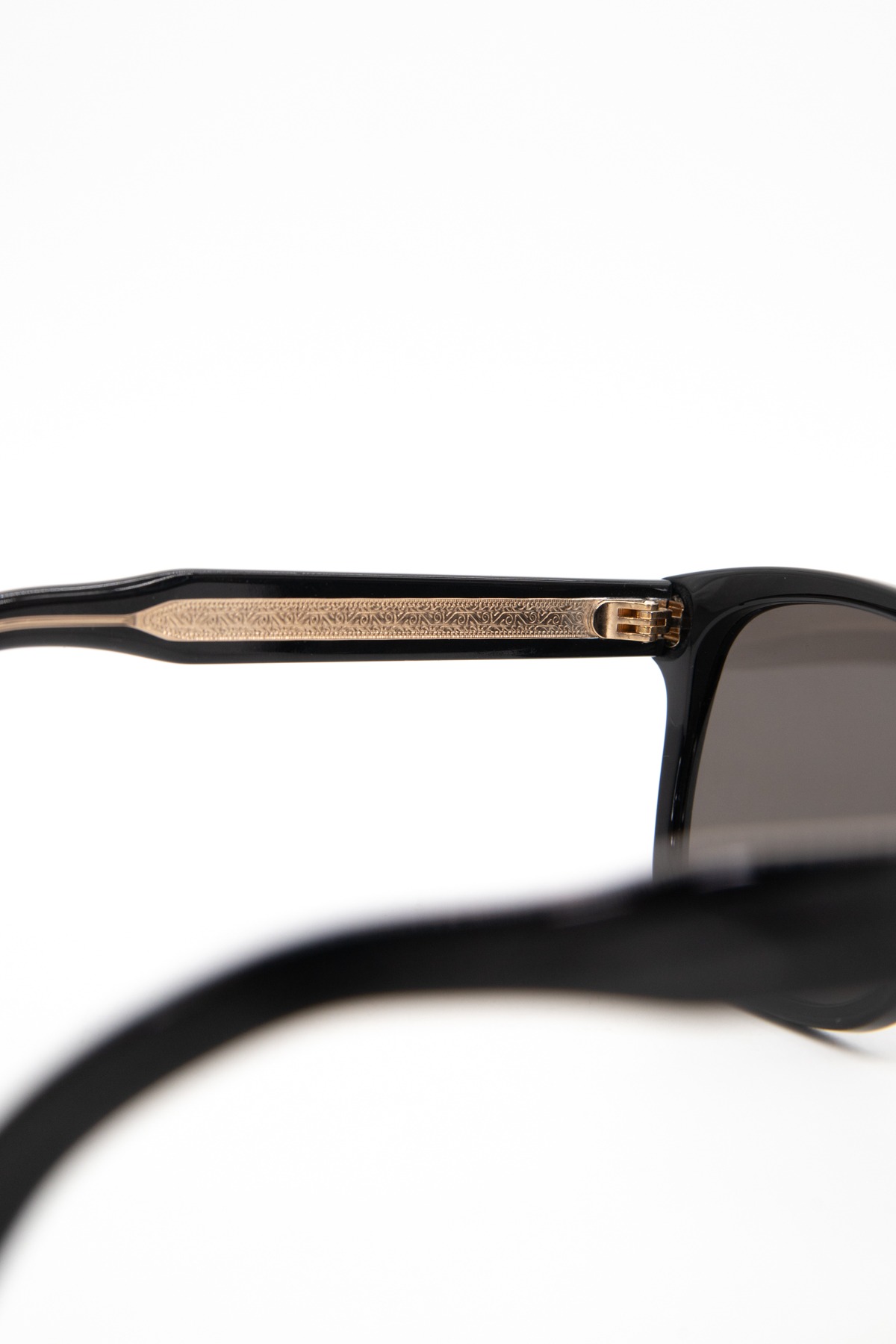 Gucci Sonnenbrille mit Strasssteinen in Schwarz und Gold