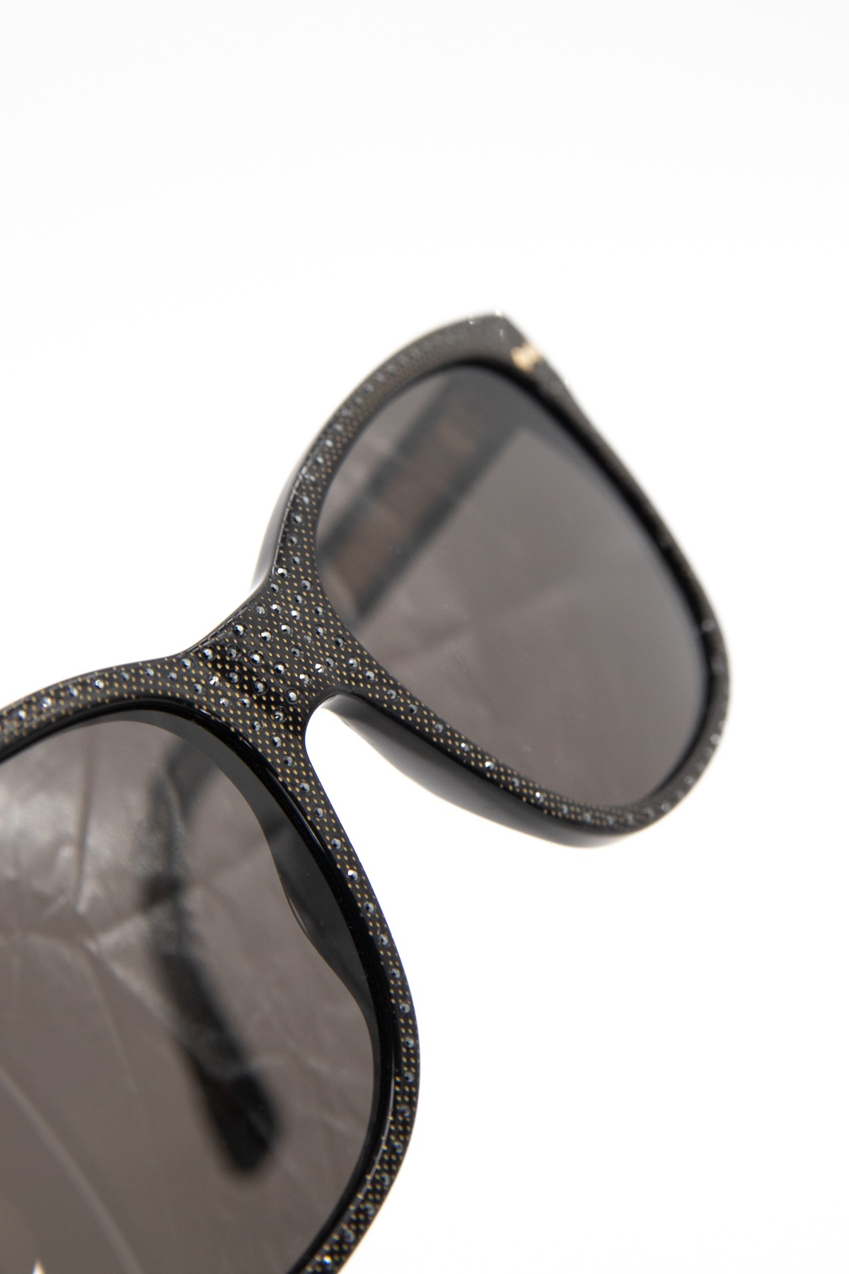 Gucci Sonnenbrille mit Strasssteinen in Schwarz und Gold