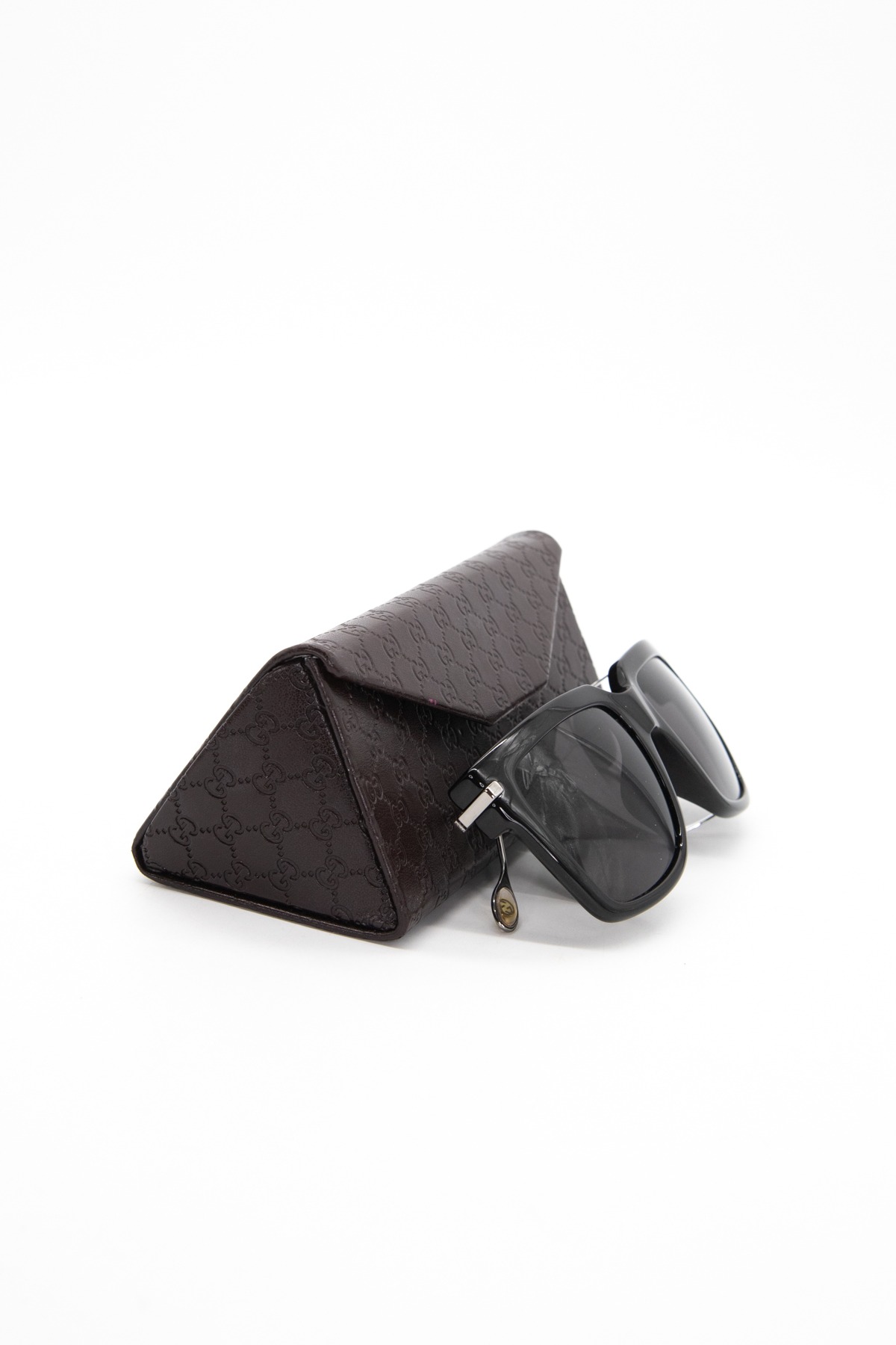 Gucci Sonnenbrille mit Metalldetails in Schwarz und Silber