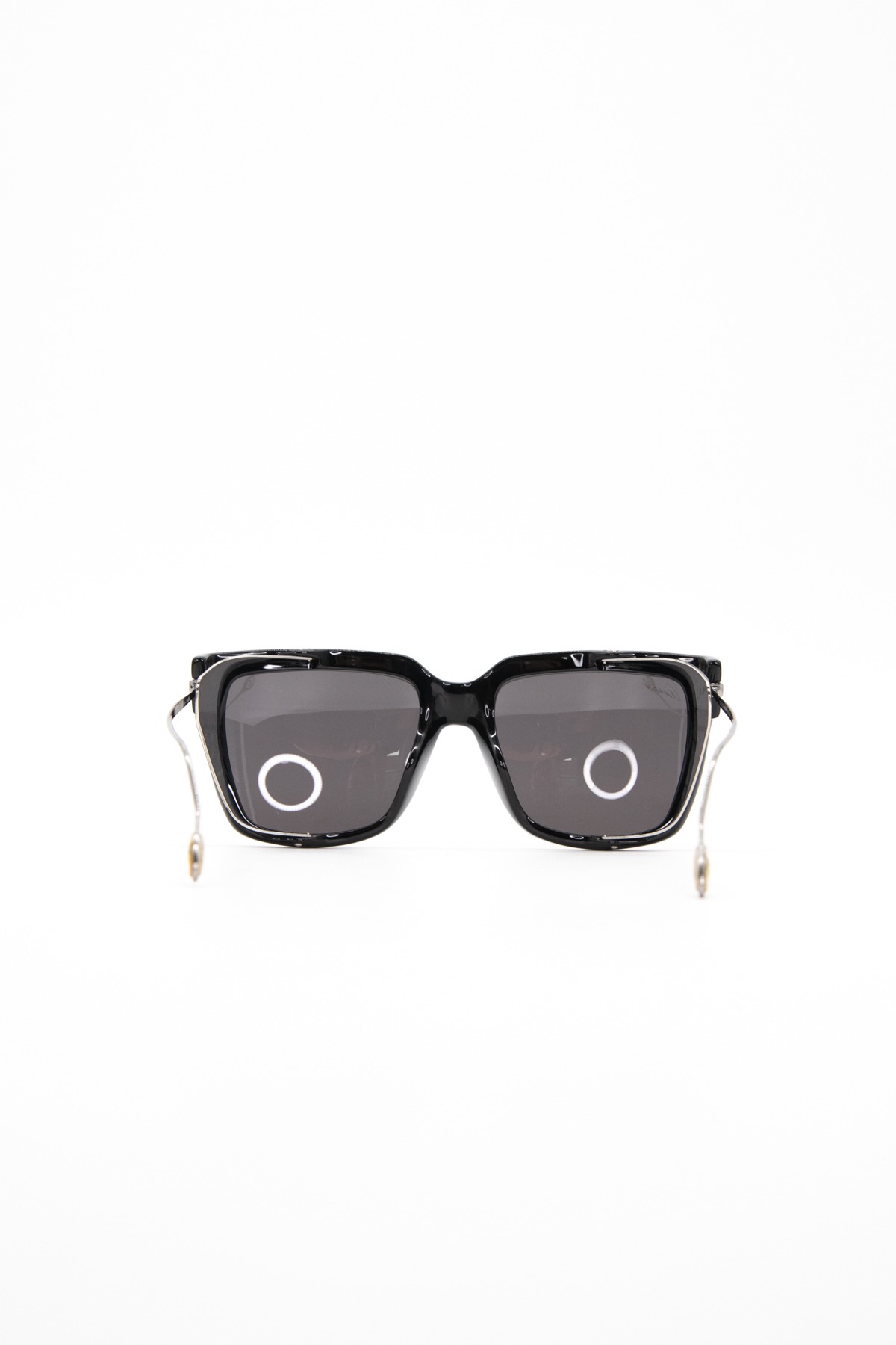 Gucci Sonnenbrille mit Metalldetails in Schwarz und Silber
