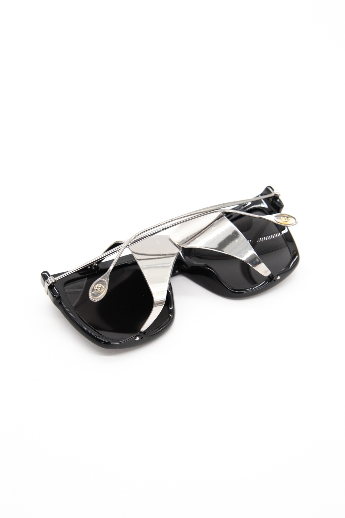 Gucci Sonnenbrille mit Metalldetails in Schwarz und Silber