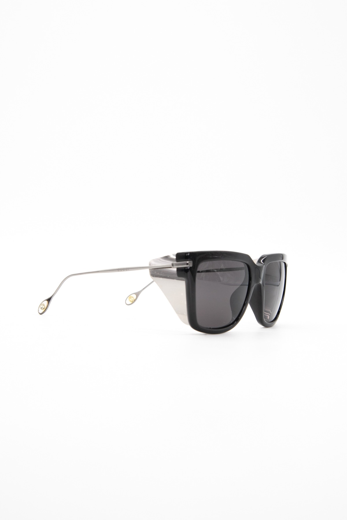 Gucci Sonnenbrille mit Metalldetails in Schwarz und Silber