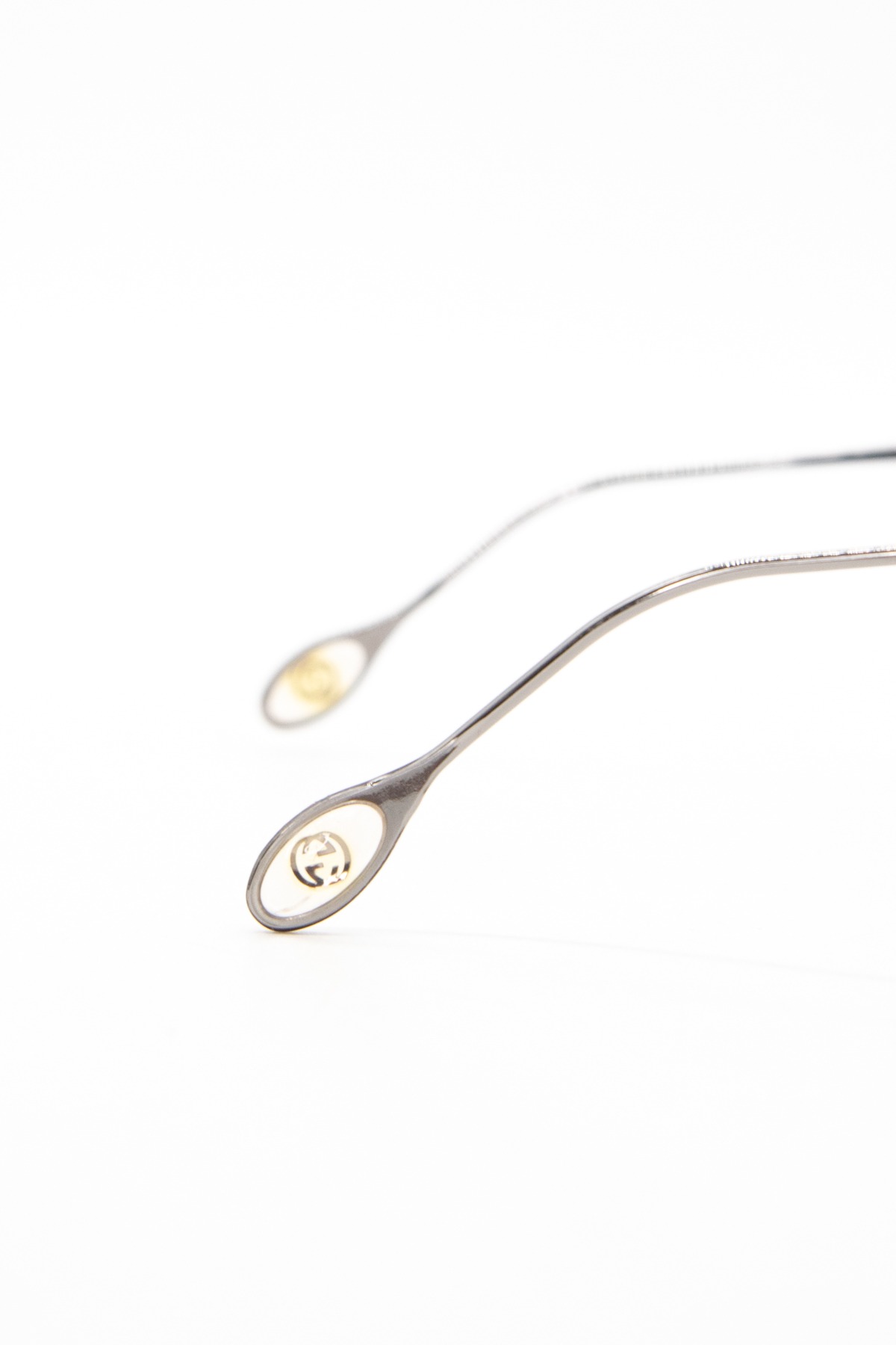 Gucci Sonnenbrille mit Metalldetails in Schwarz und Silber