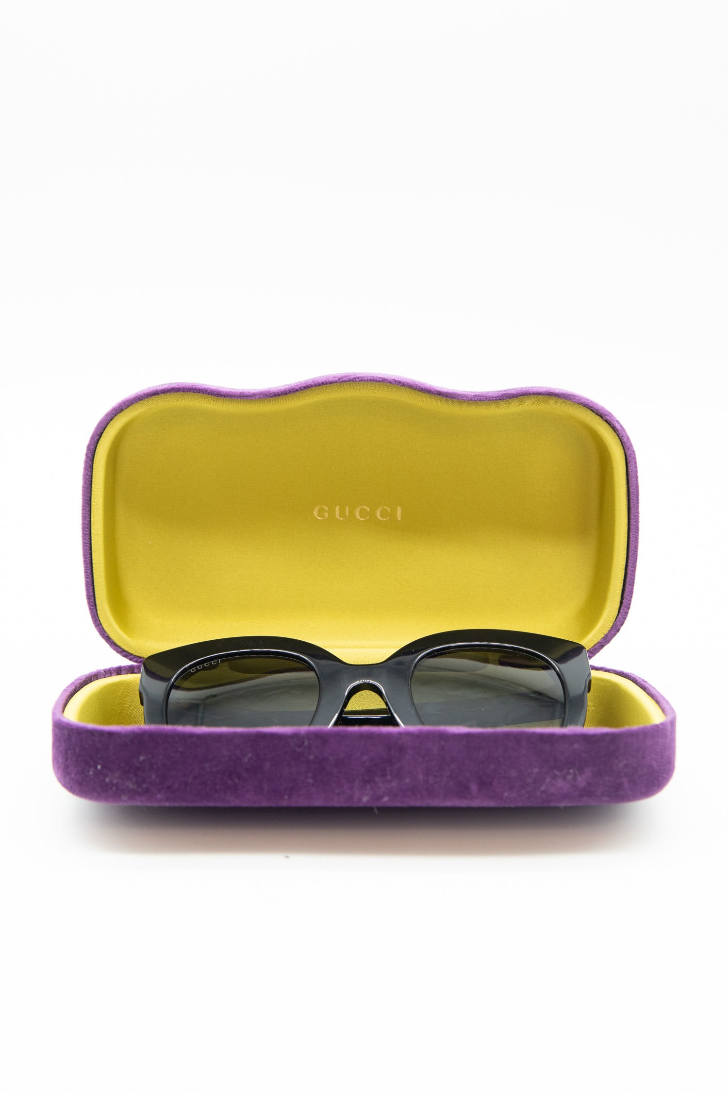 Gucci Sonnenbrille mit Strasssternen in Schwarz