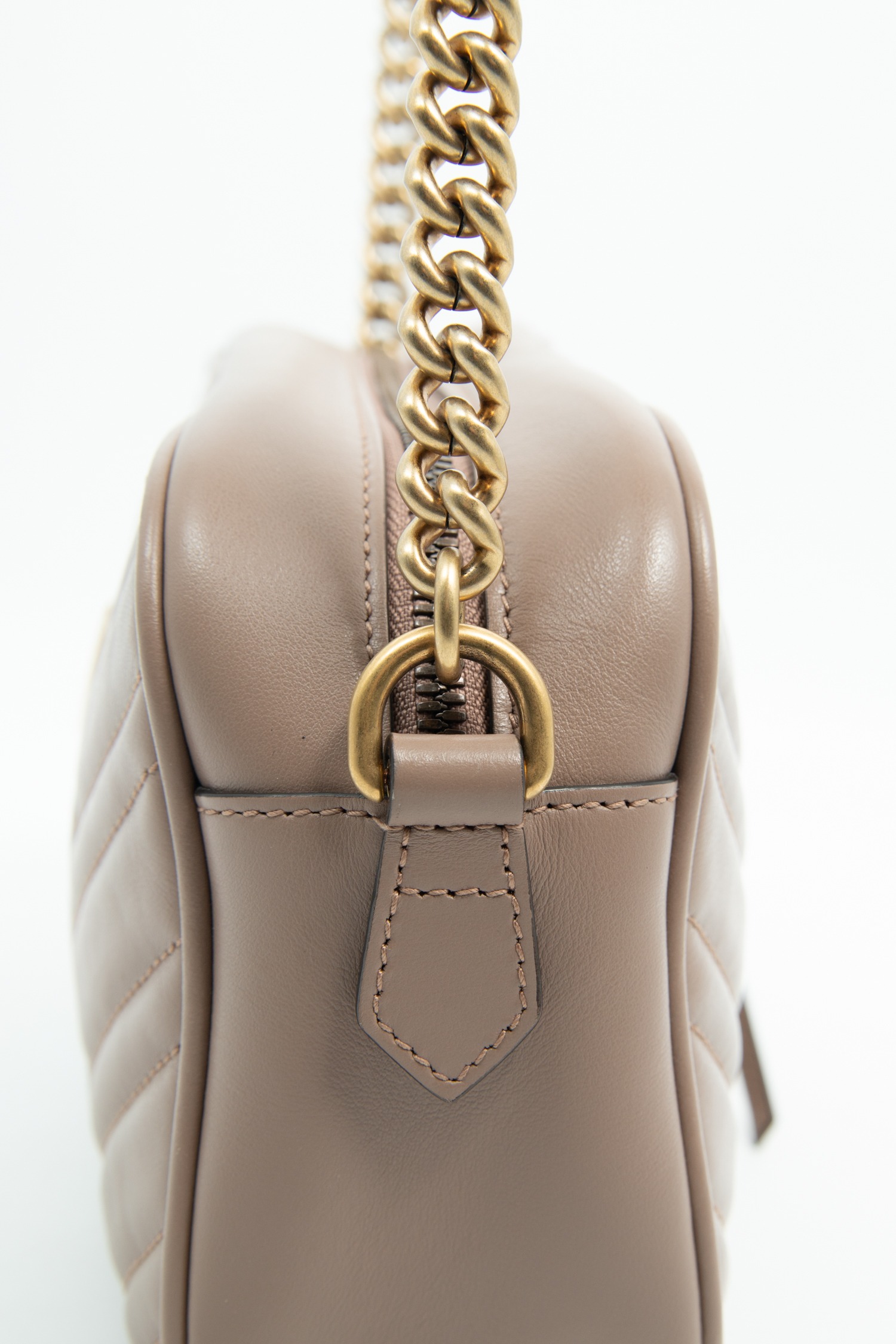 Gucci "GG Marmont" Umhängetasche in Beige und Gold