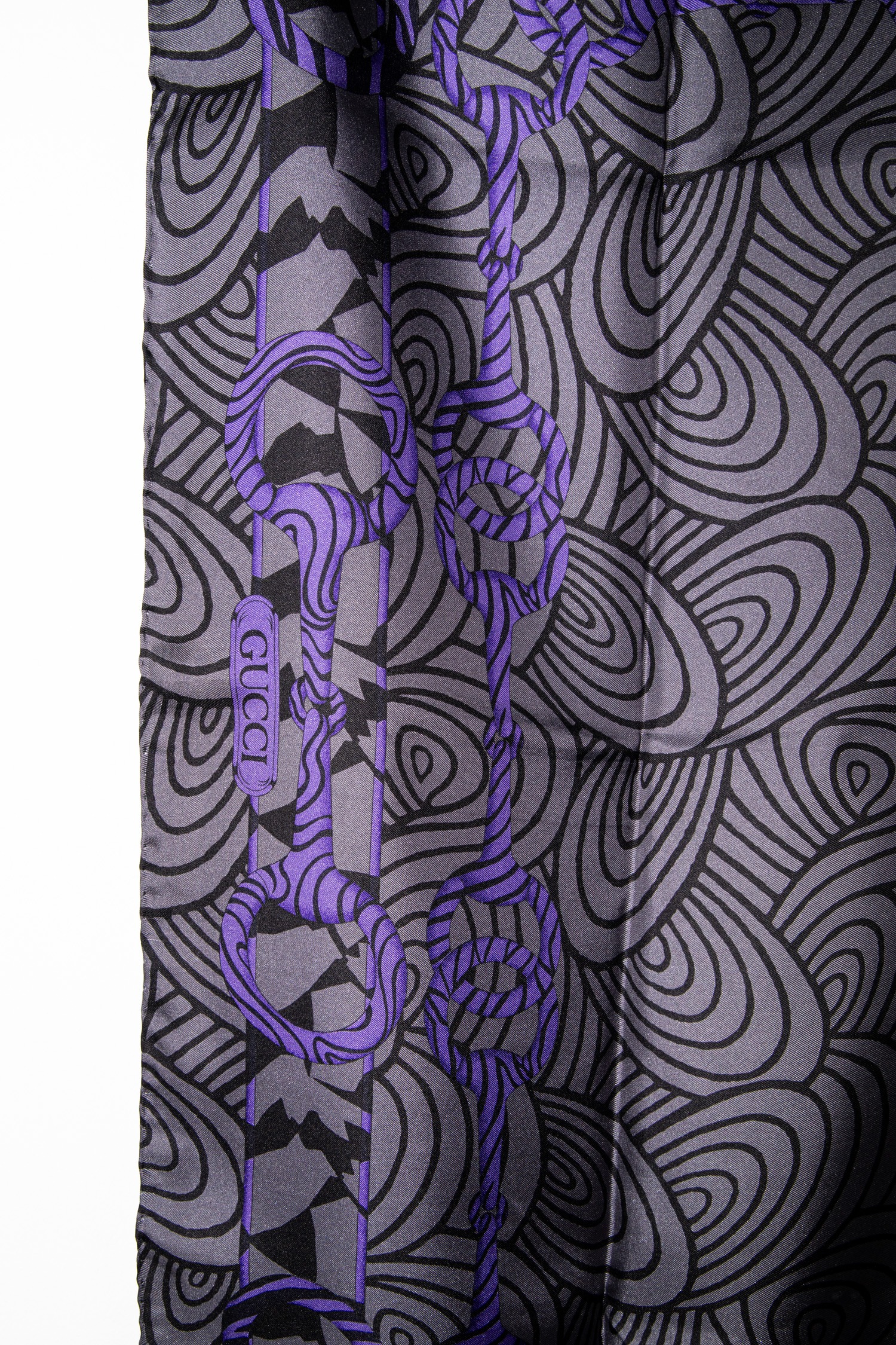 Gucci Tuch mit grafischem Muster und Kettenmotiv in Dunkelgrau