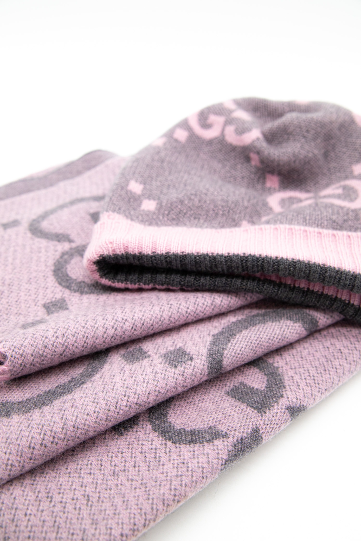 Gucci Set Mütze und Schal mit GG-Jaquard-Muster in Lila und Grau