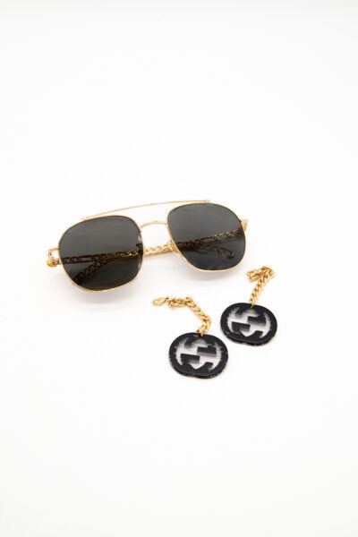 Gucci "GG0727S" Sonnenbrille mit Anhängern in Gold und Schwarz