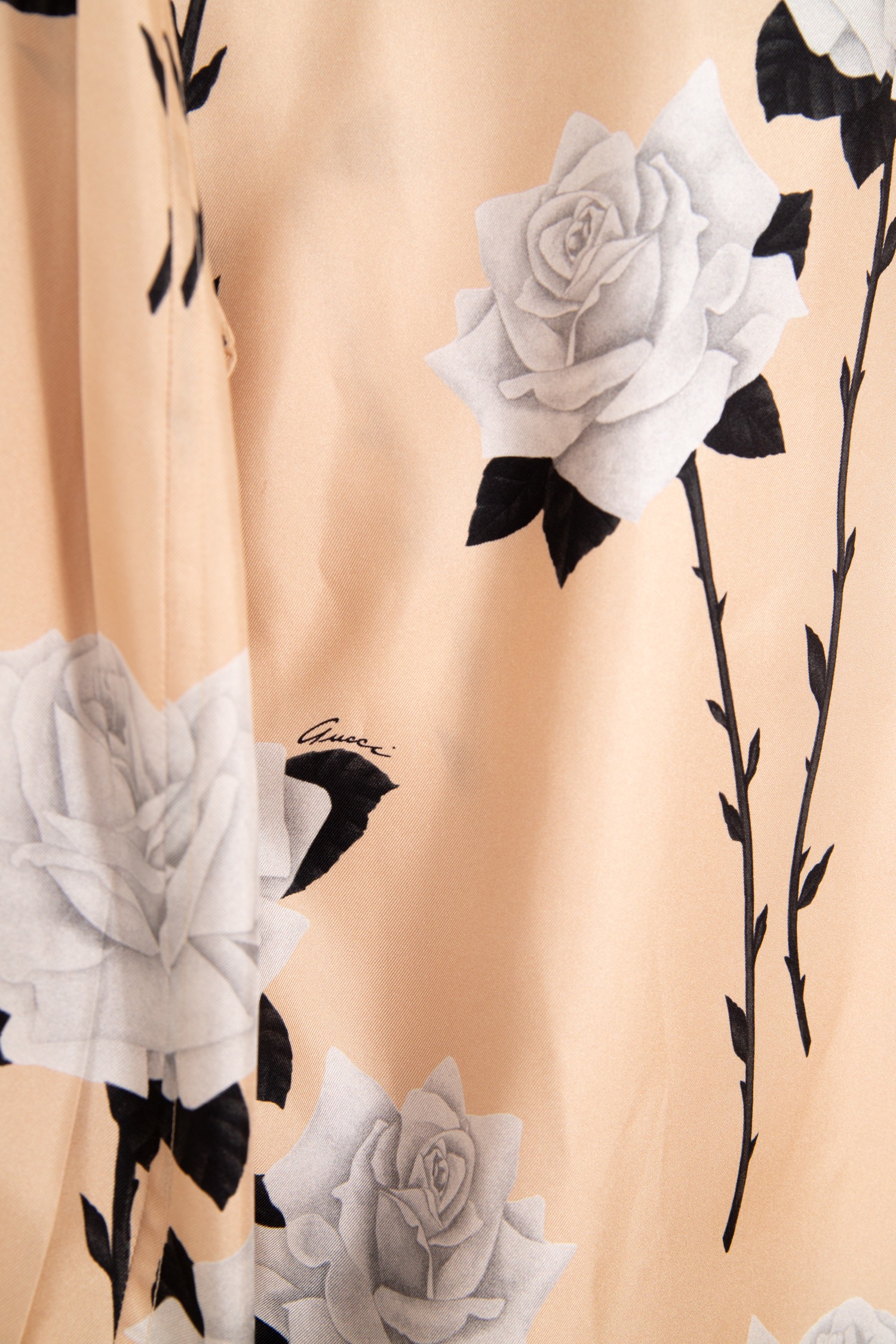 Gucci Seidenbluse mit Rosenprint in Beige und Hellgrau