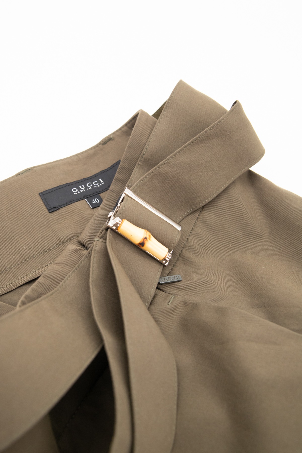 Gucci Shorts mit Bambusschnallen in Oliv und Silber