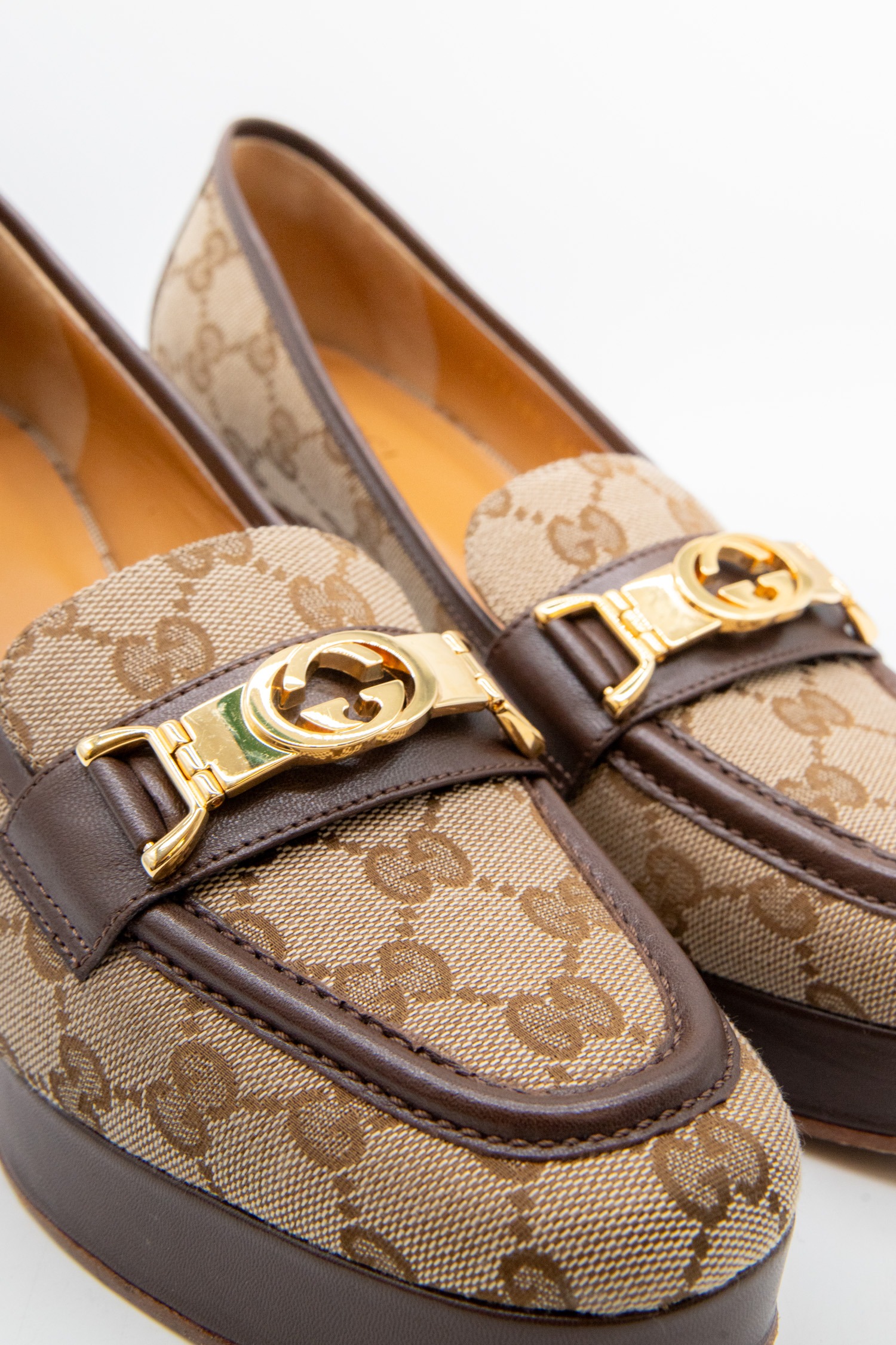 Gucci "Houdan" Pumps mit Monogramm in Beige und Braun