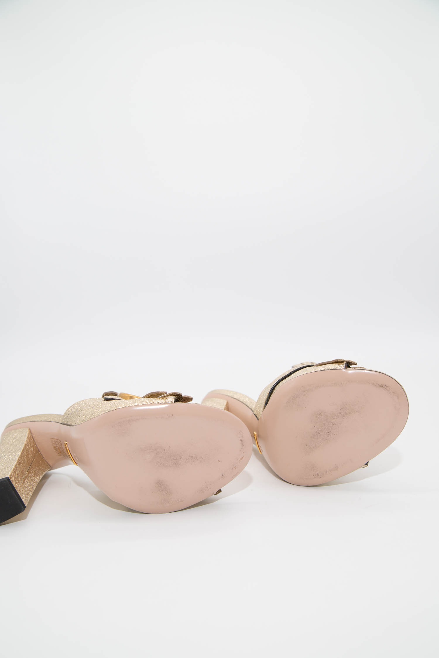 Gucci "Marmont Metallic Leather" Pumps in Gold