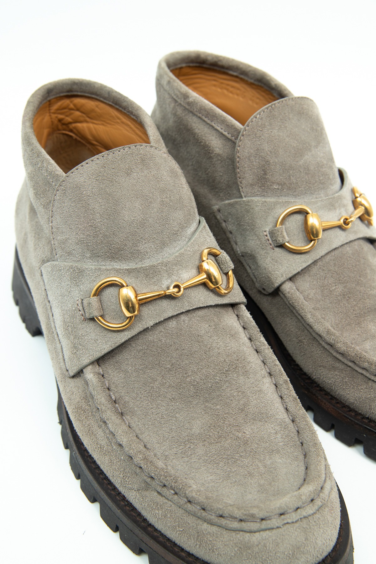Gucci Stiefeletten mit Horsebit-Detail in Grau und Gold