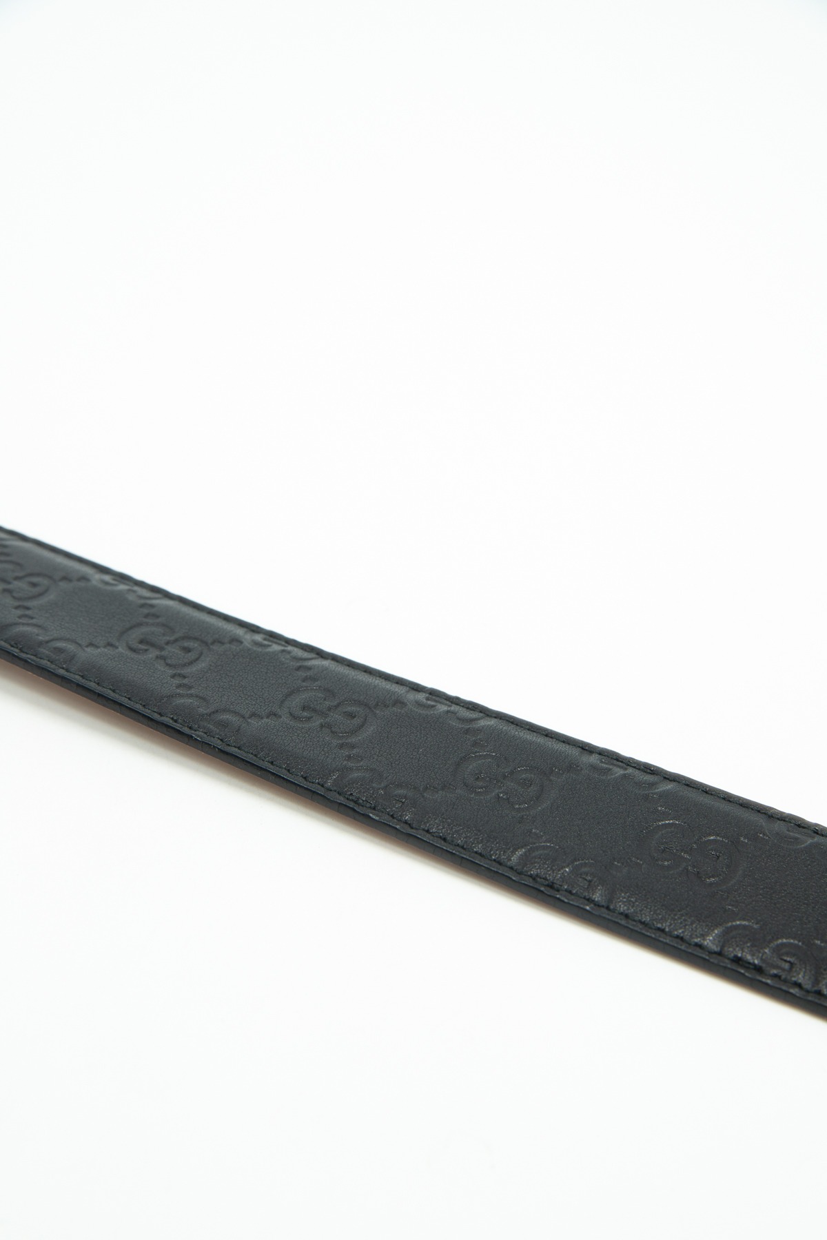 Gucci Gürtel mit GG Monogramm-Prägung in Schwarz und Silber