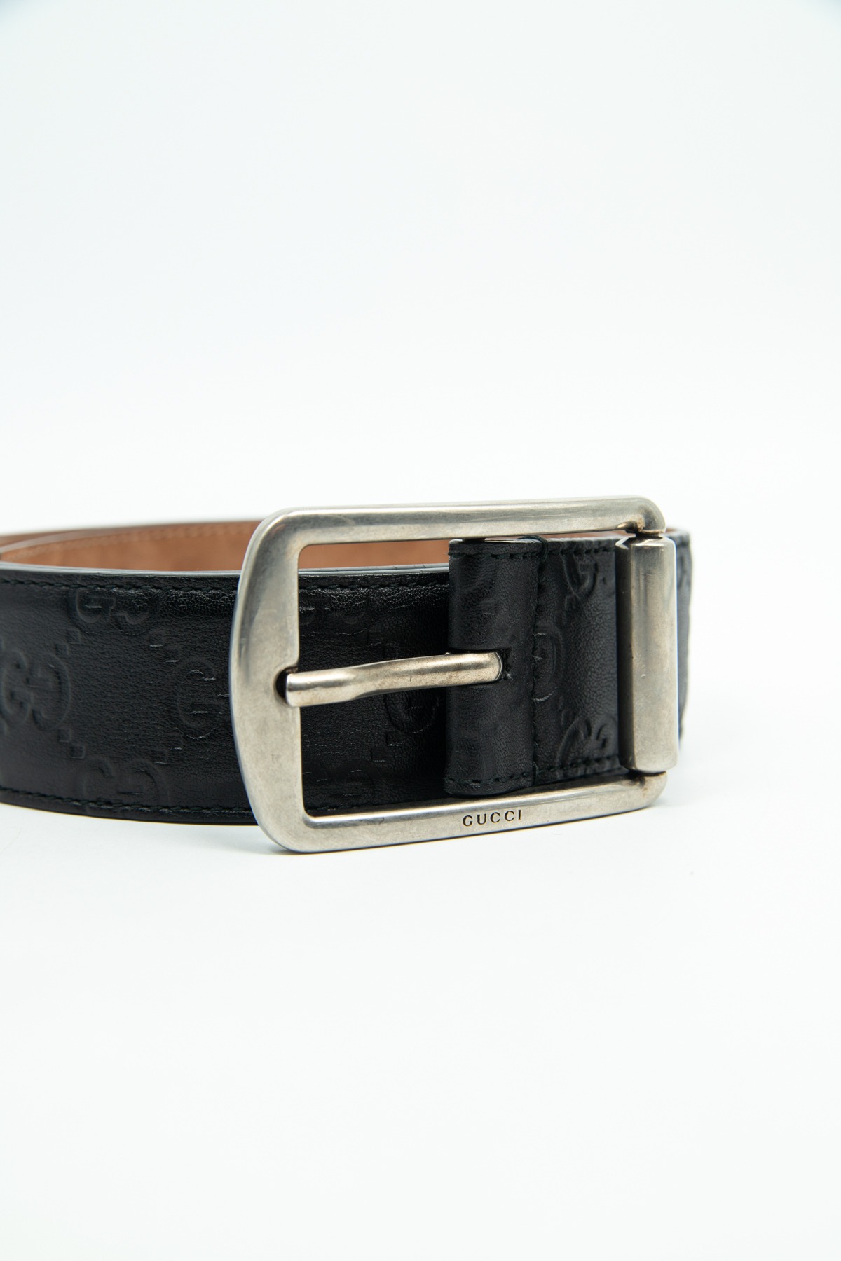 Gucci Gürtel mit GG Monogramm-Prägung in Schwarz und Silber