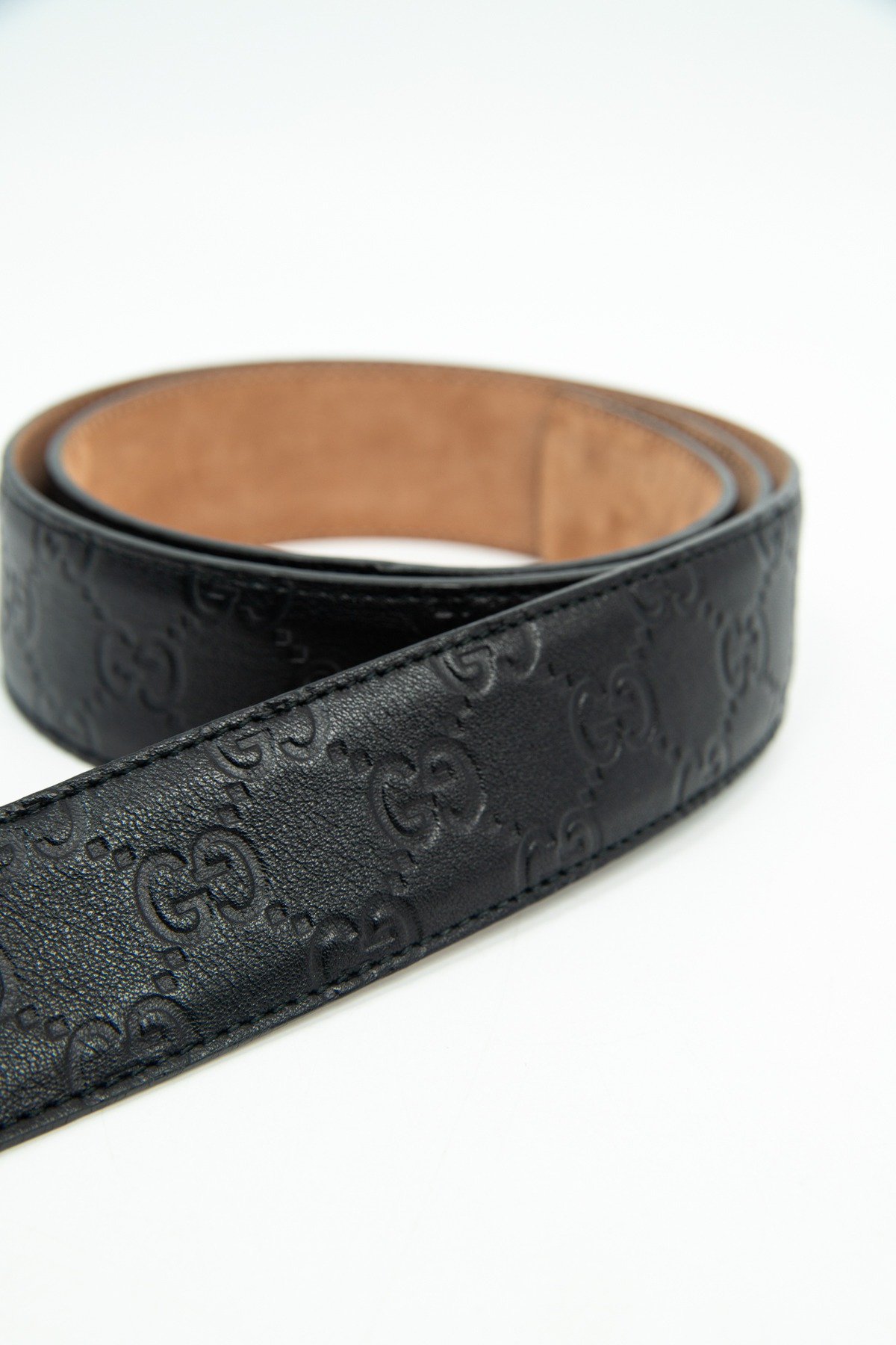 Gucci Gürtel mit GG Monogramm-Prägung in Schwarz und Silber