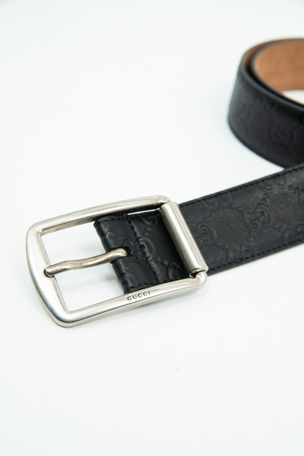 Gucci Gürtel mit GG Monogramm-Prägung in Schwarz und Silber