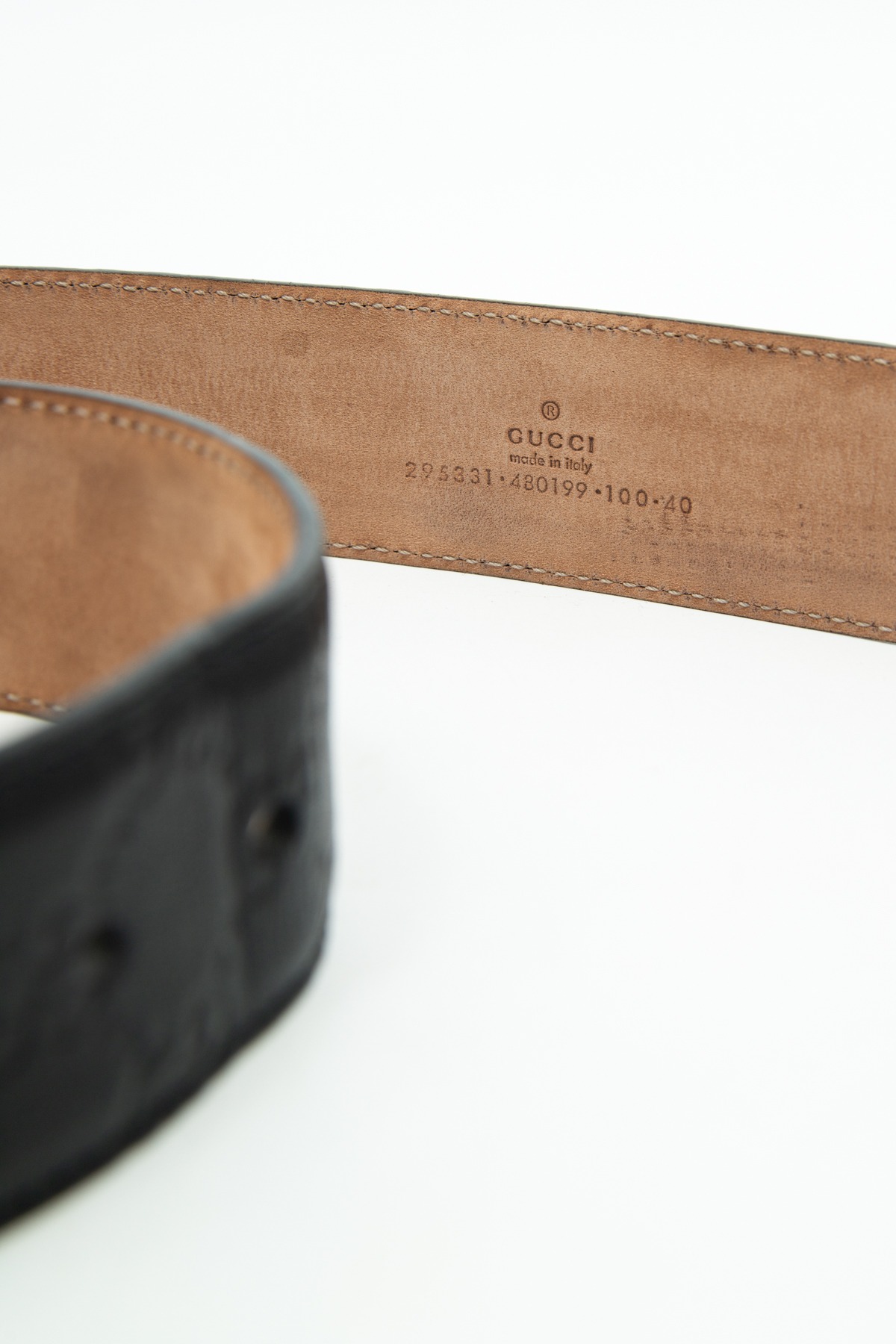 Gucci Gürtel mit GG Monogramm-Prägung in Schwarz und Silber
