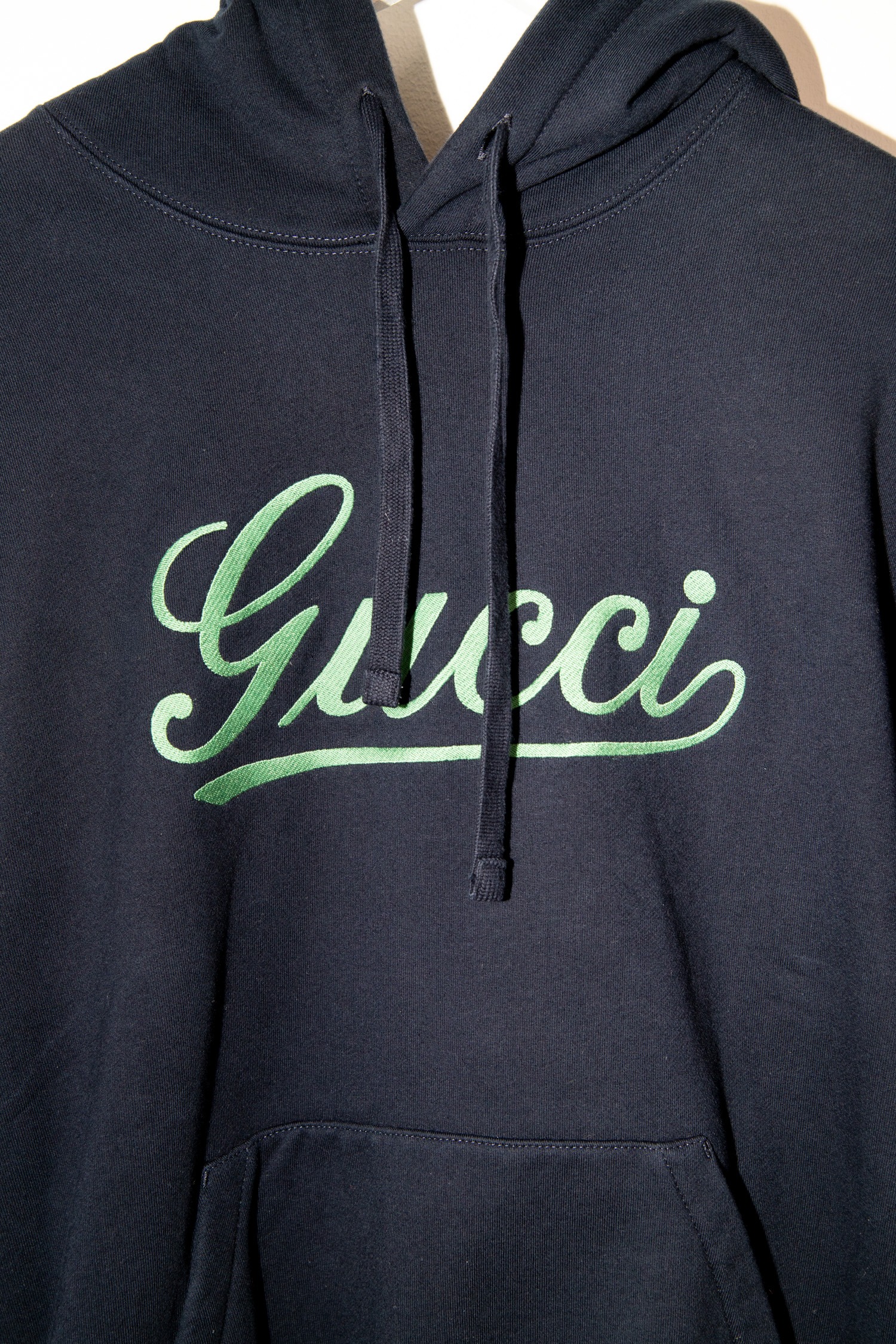 Gucci Hoodie mit gesticktem Schriftzug in Dunkelblau