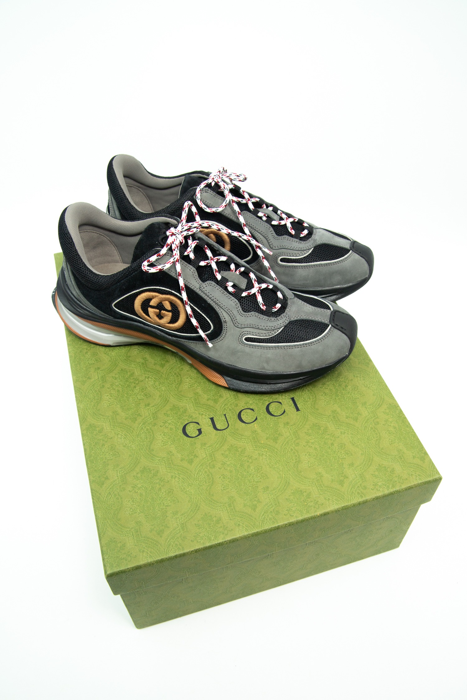 Gucci "Run" Sneaker in Grau, Schwarz und Beige