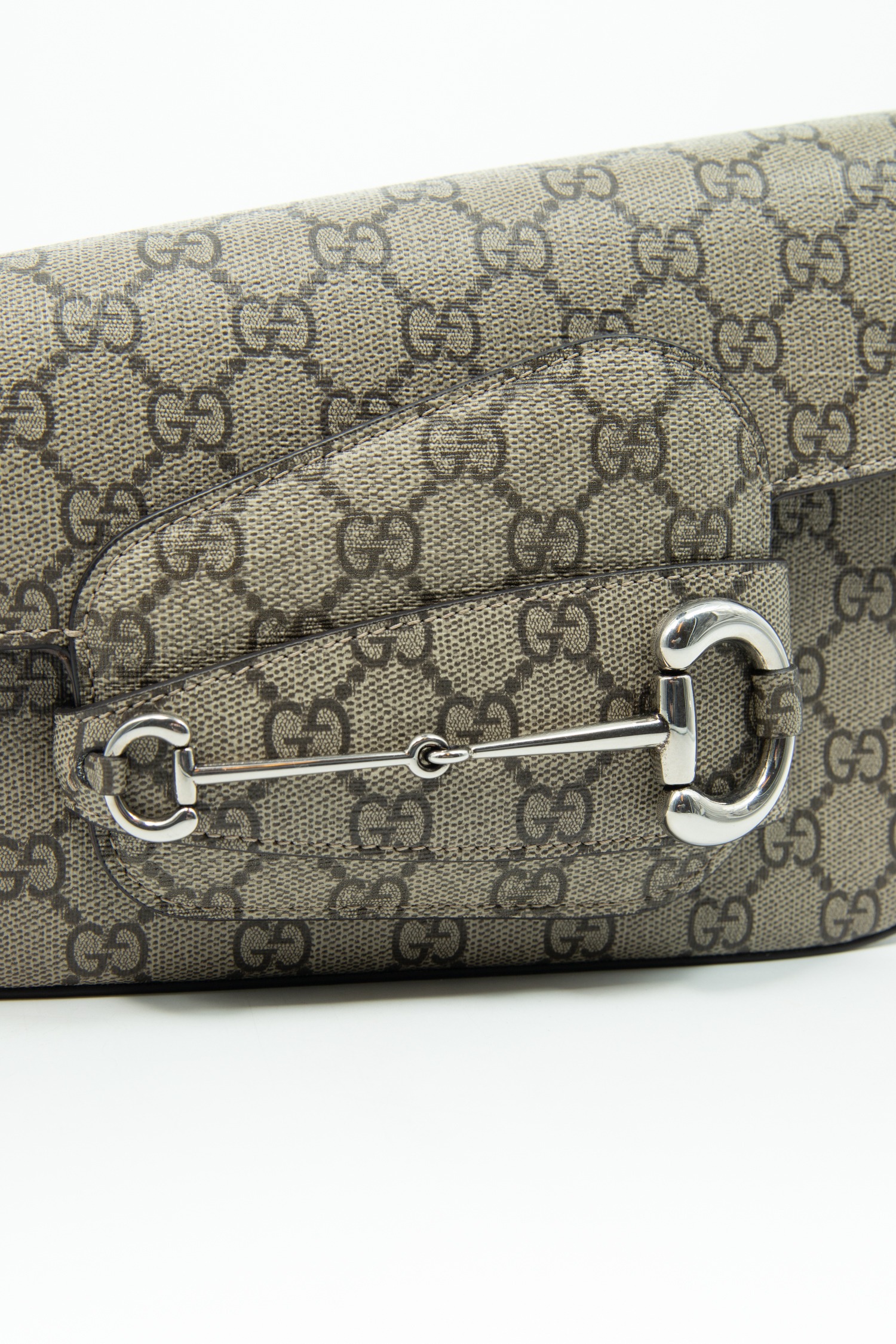 Gucci "Horsebit 1955 Asymetric" Handtasche in Beige und Silber