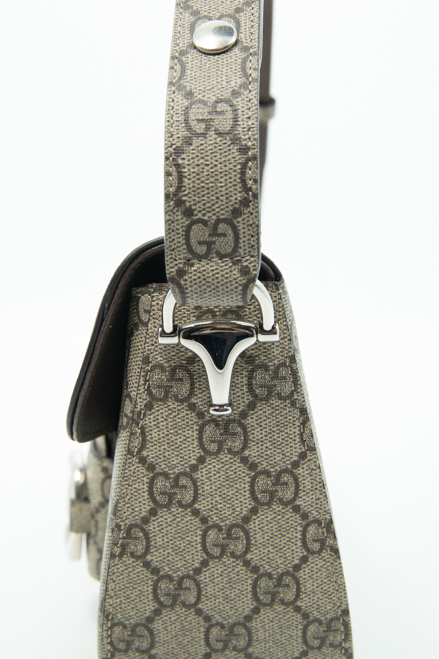 Gucci "Horsebit 1955 Asymetric" Handtasche in Beige und Silber