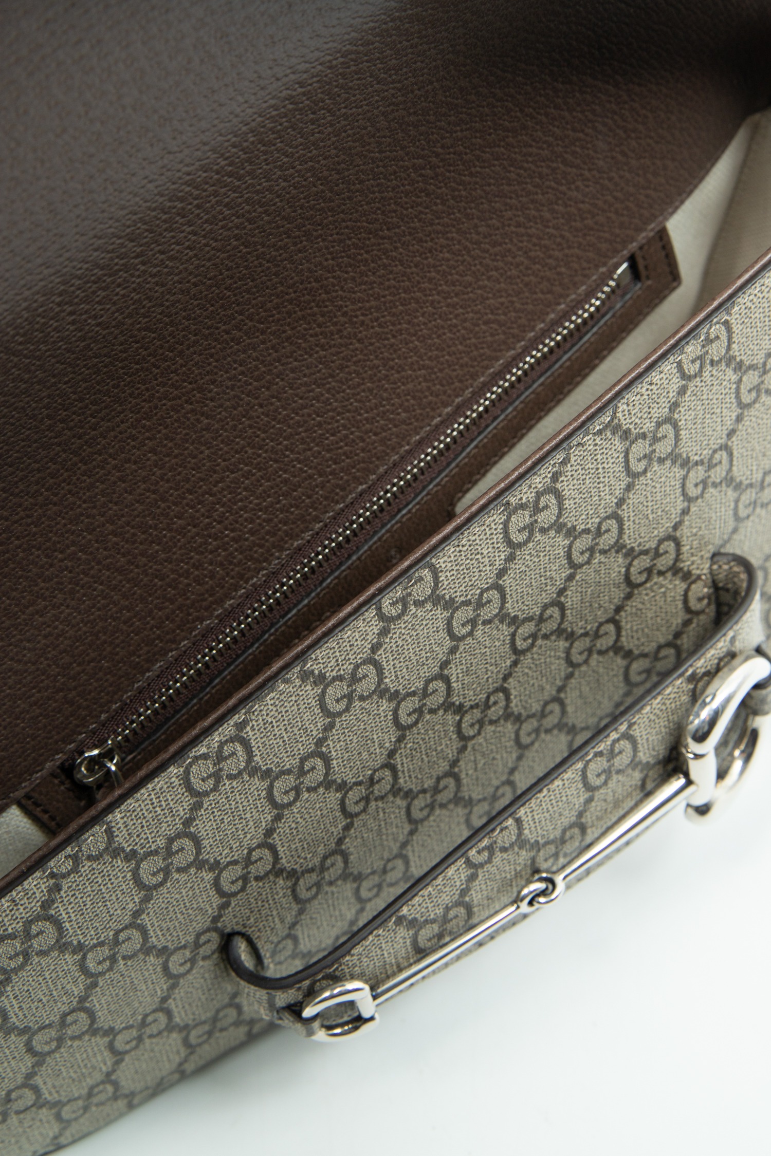 Gucci "Horsebit 1955 Asymetric" Handtasche in Beige und Silber