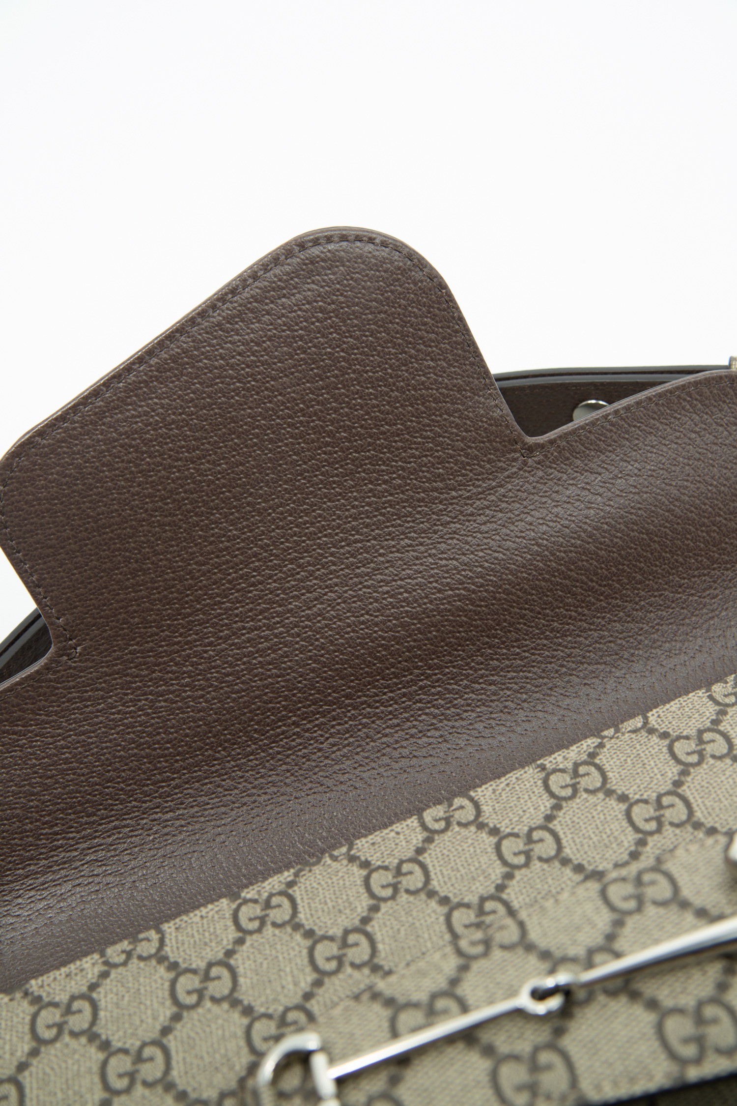 Gucci "Horsebit 1955 Asymetric" Handtasche in Beige und Silber