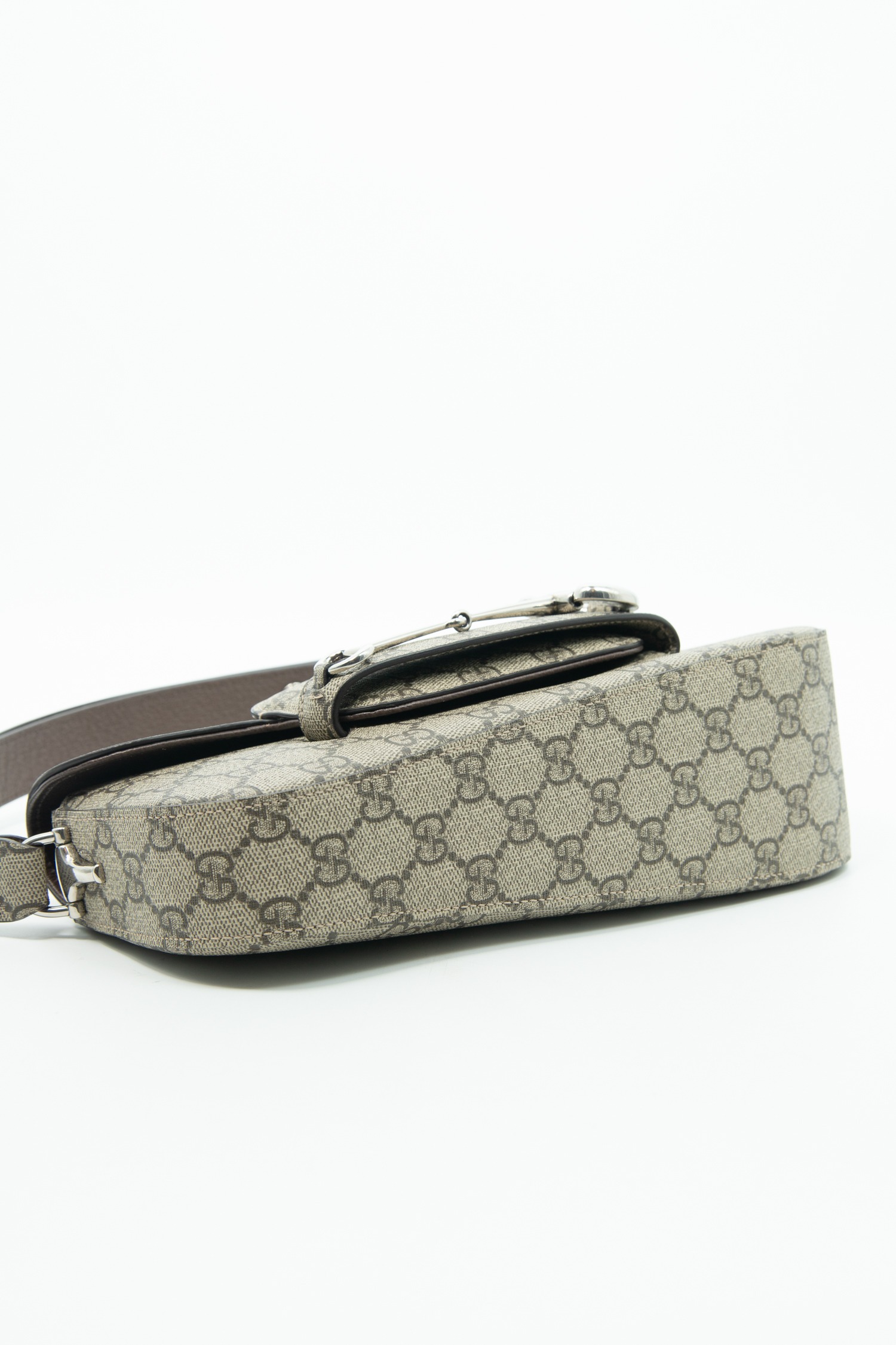 Gucci "Horsebit 1955 Asymetric" Handtasche in Beige und Silber