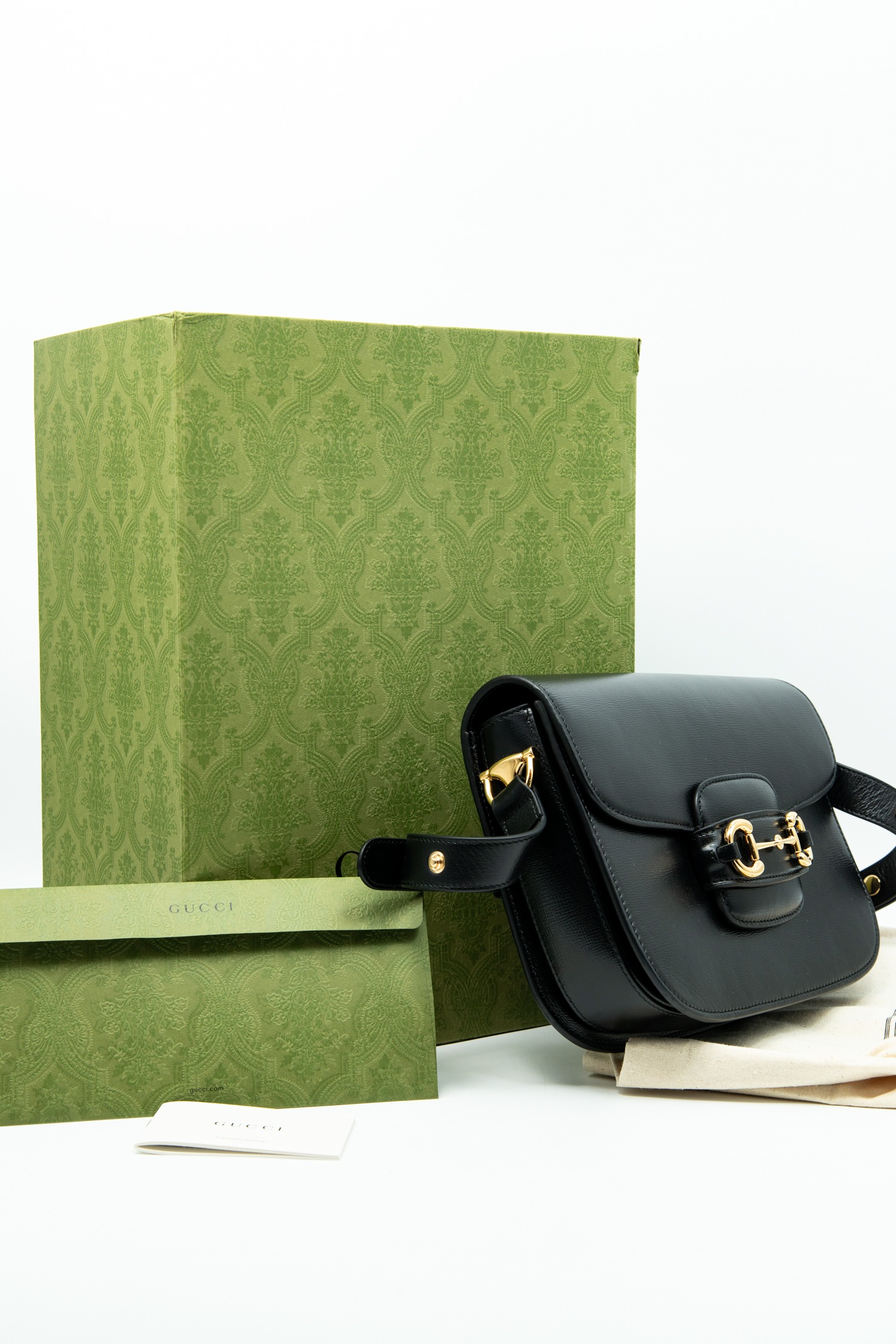 Gucci "Horsebit 1955" Mittelgroße Schultertasche in Schwarz und Gold