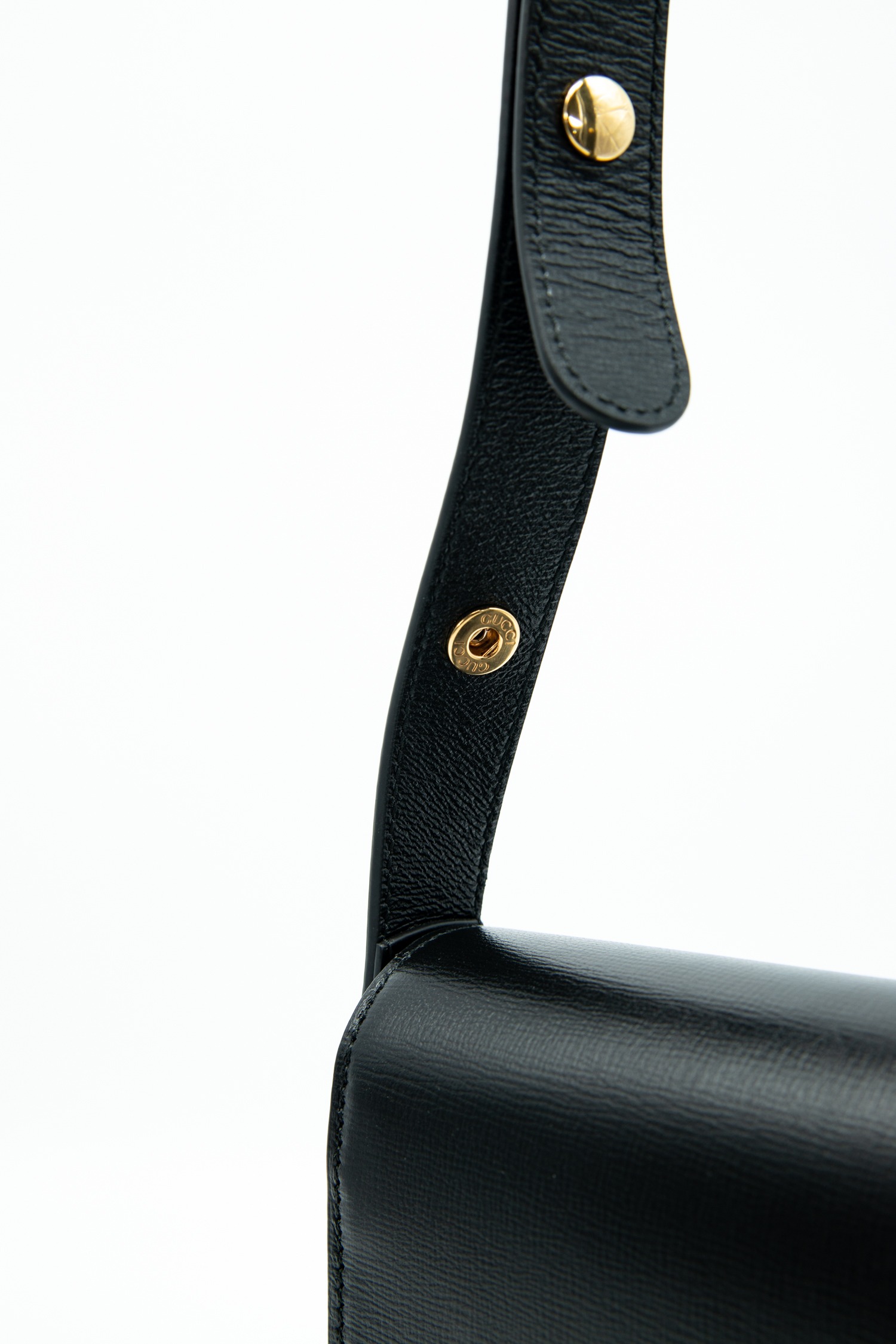 Gucci "Horsebit 1955" Mittelgroße Schultertasche in Schwarz und Gold