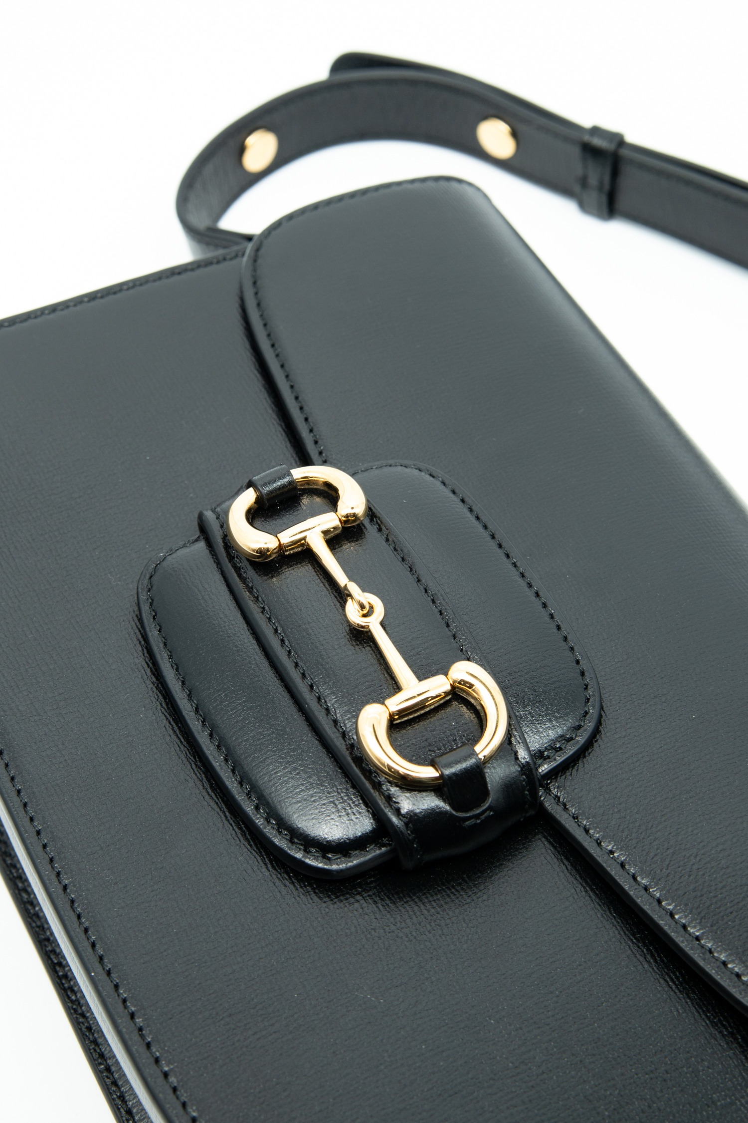 Gucci "Horsebit 1955" Mittelgroße Schultertasche in Schwarz und Gold
