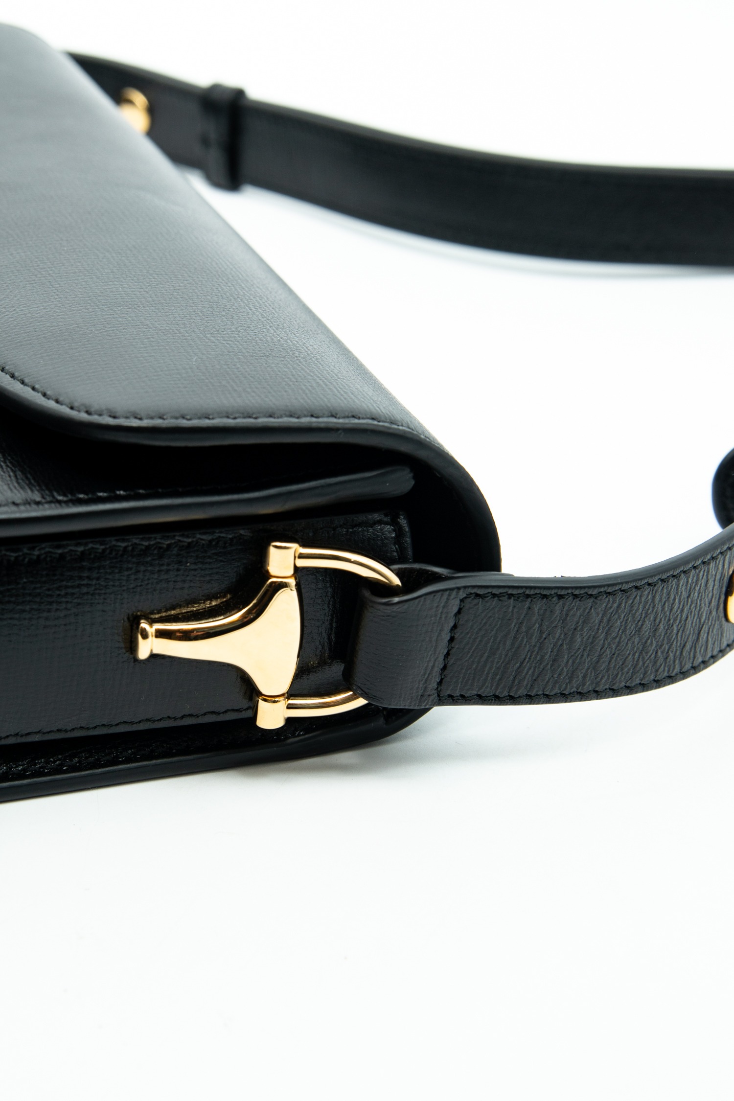 Gucci "Horsebit 1955" Mittelgroße Schultertasche in Schwarz und Gold