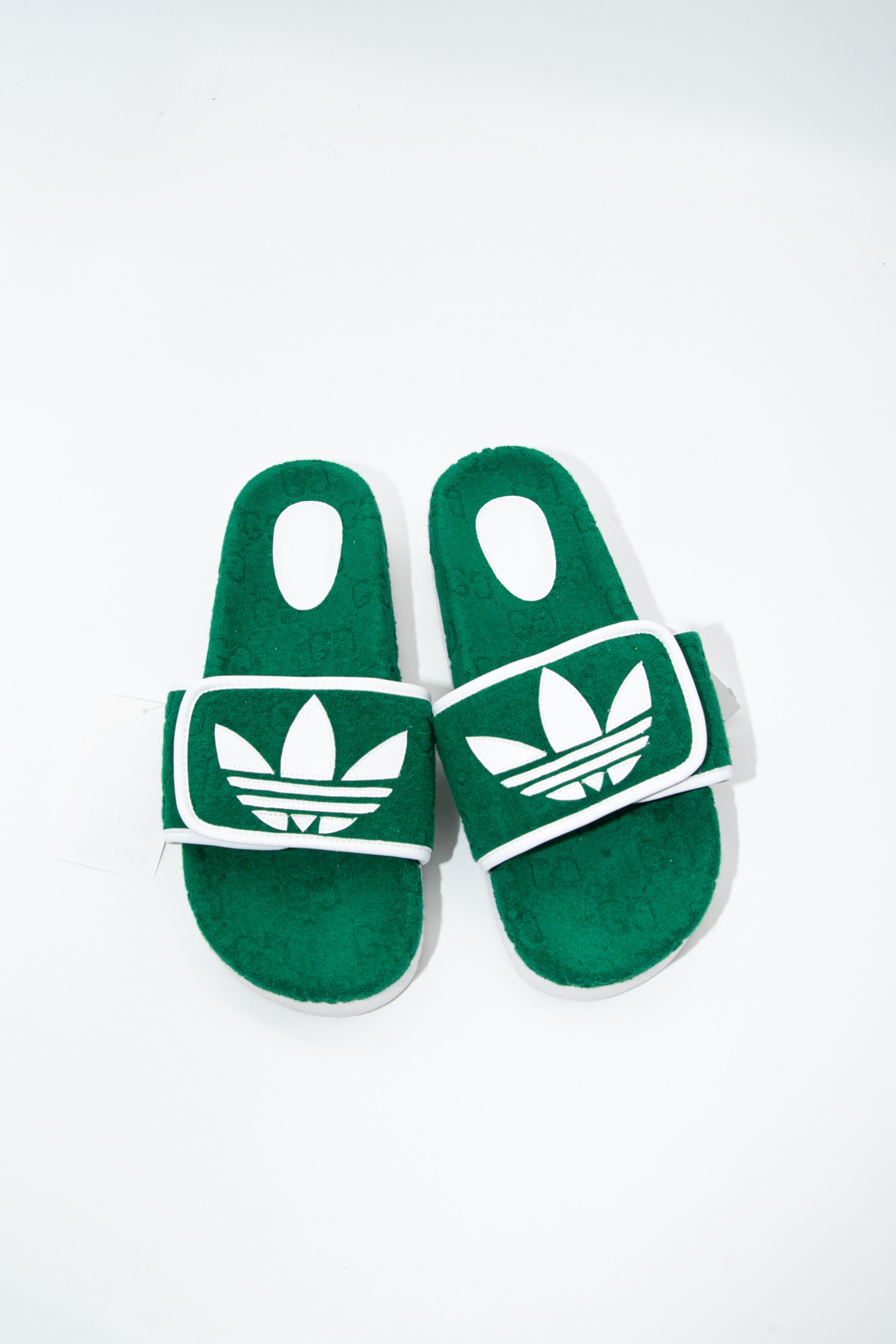 Adidas GG Plateau Slipper in Grün und Weiß