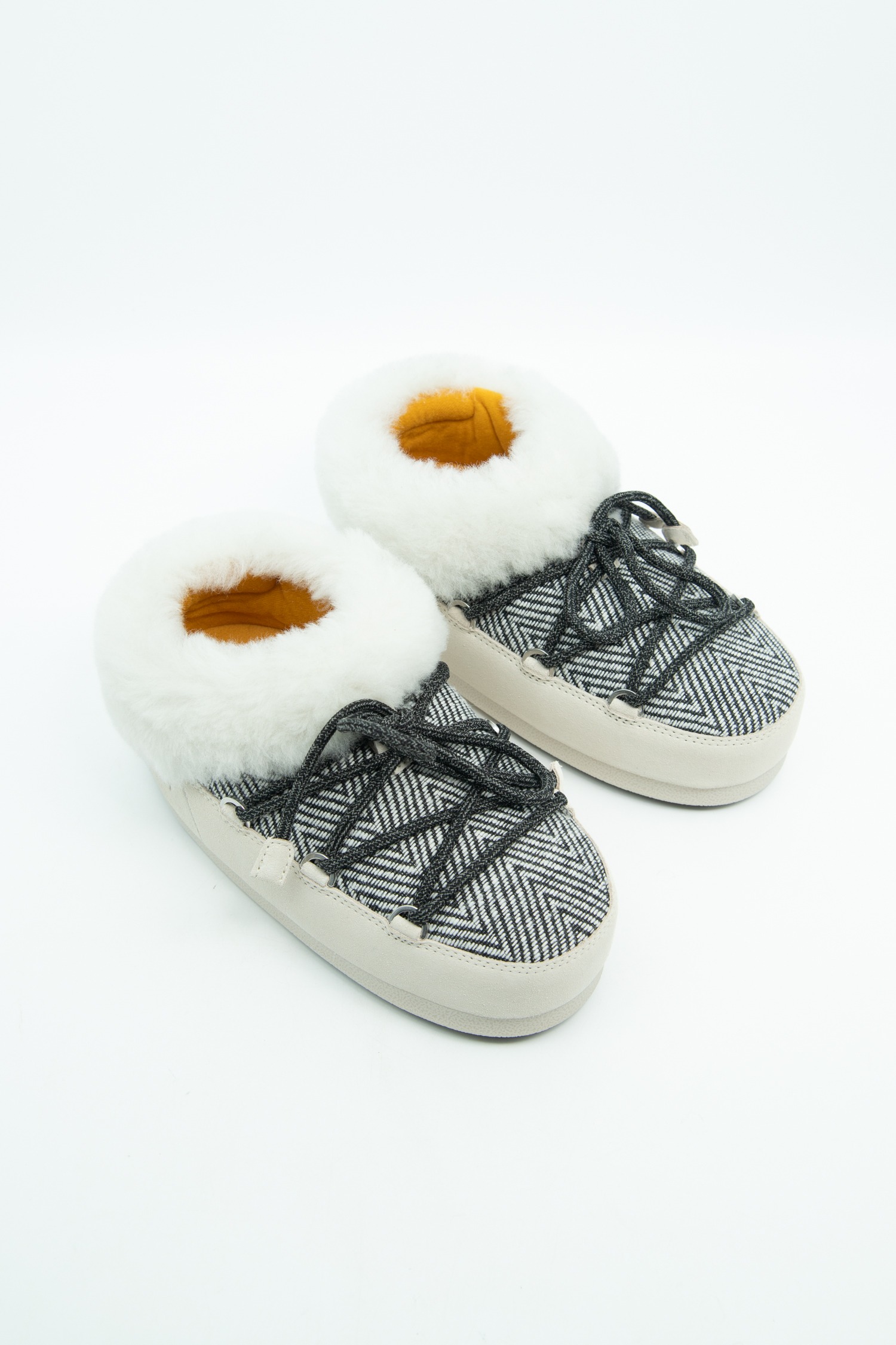 Moon Boot x Guest In Residence "EVX Chalet" Stiefel in Creme und Schwarz