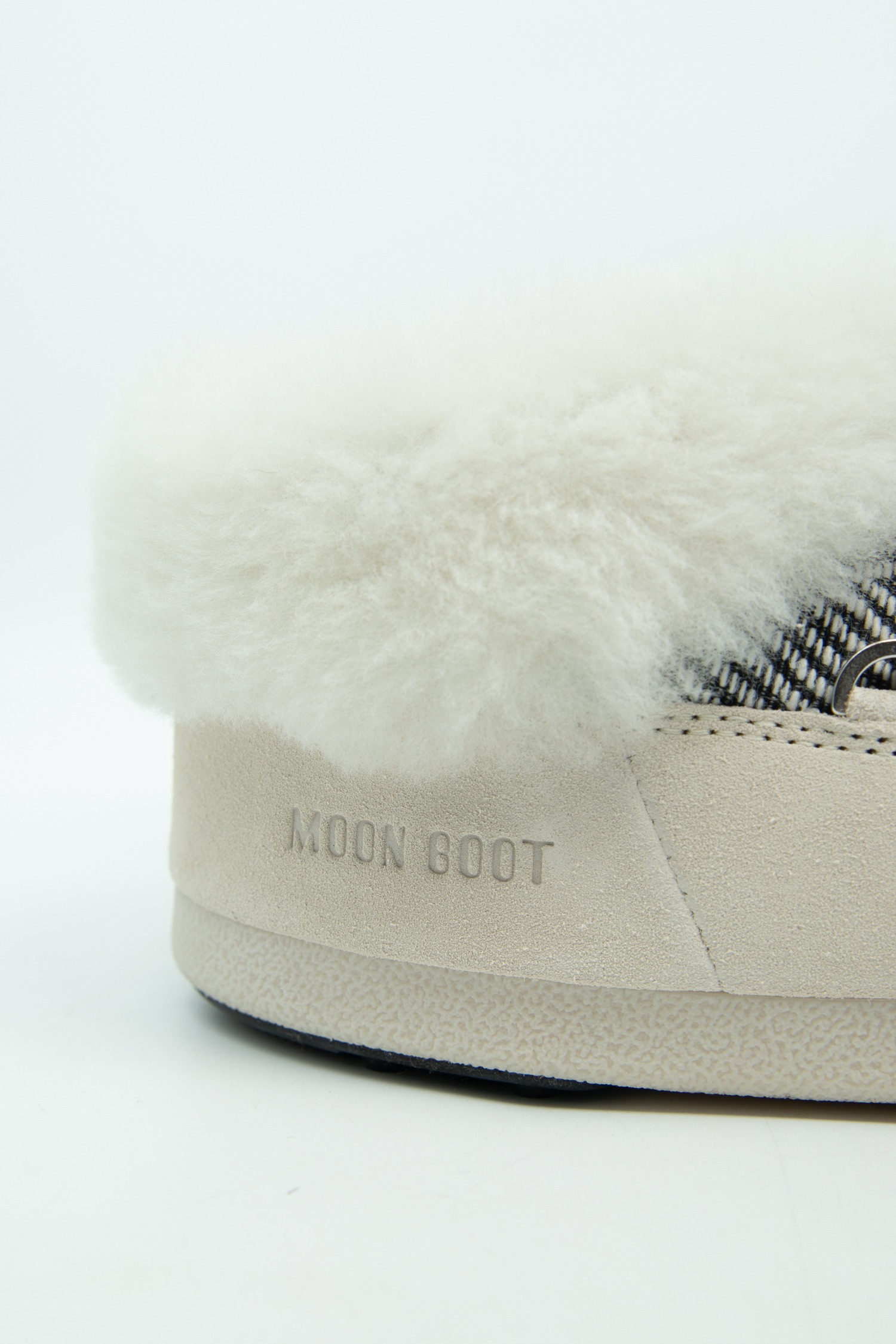 Moon Boot x Guest In Residence "EVX Chalet" Stiefel in Creme und Schwarz