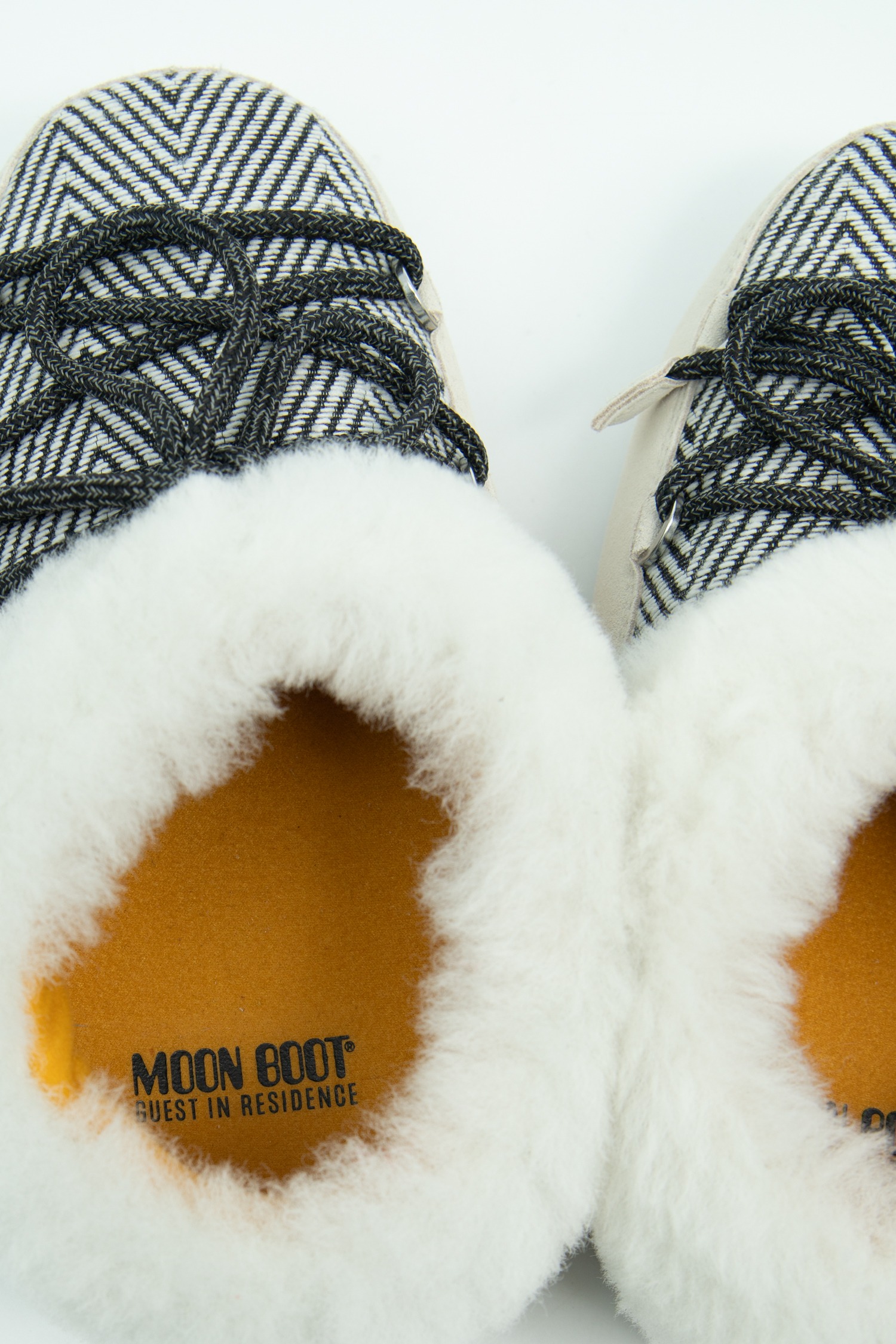 Moon Boot x Guest In Residence "EVX Chalet" Stiefel in Creme und Schwarz