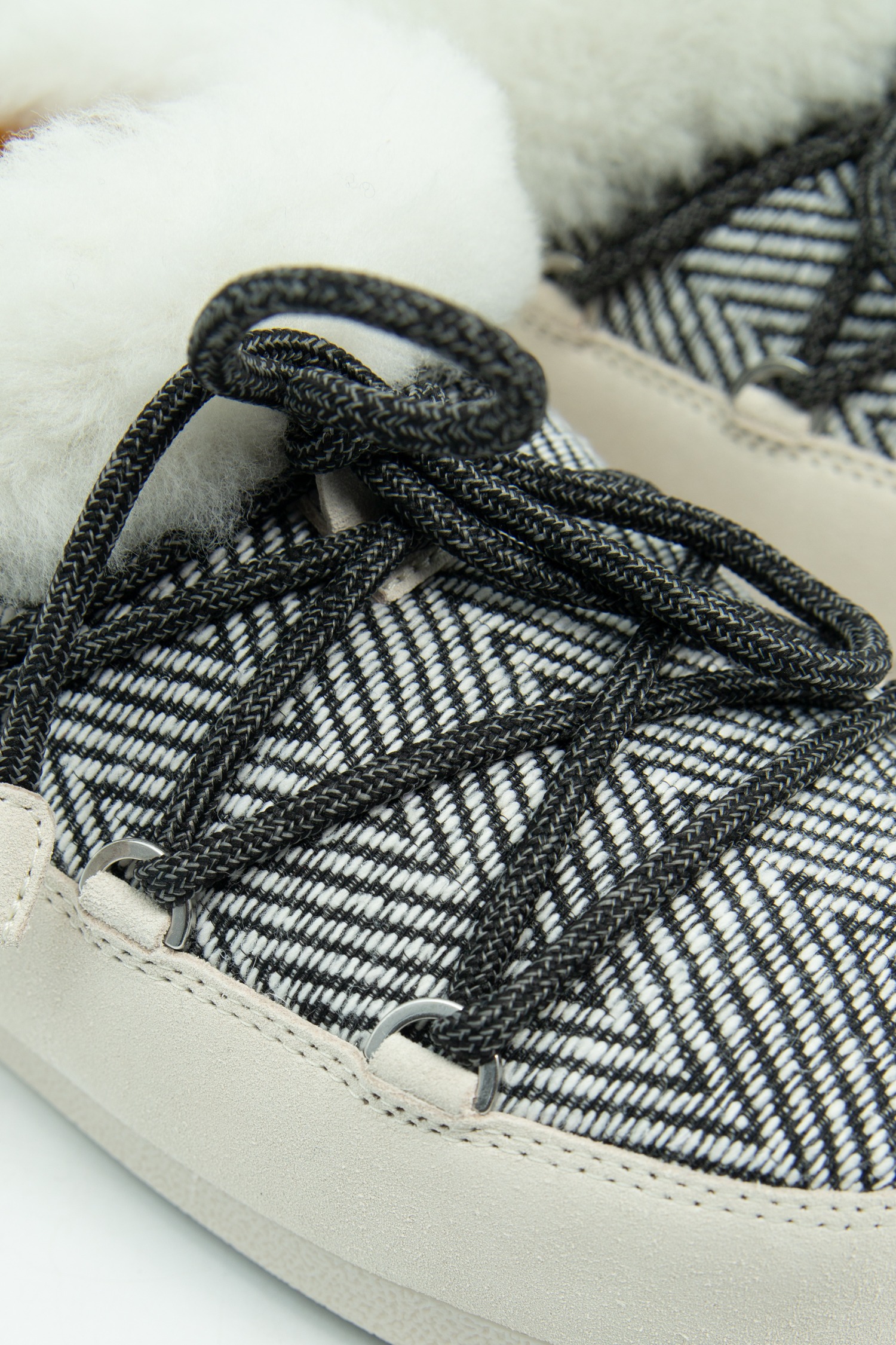Moon Boot x Guest In Residence "EVX Chalet" Stiefel in Creme und Schwarz